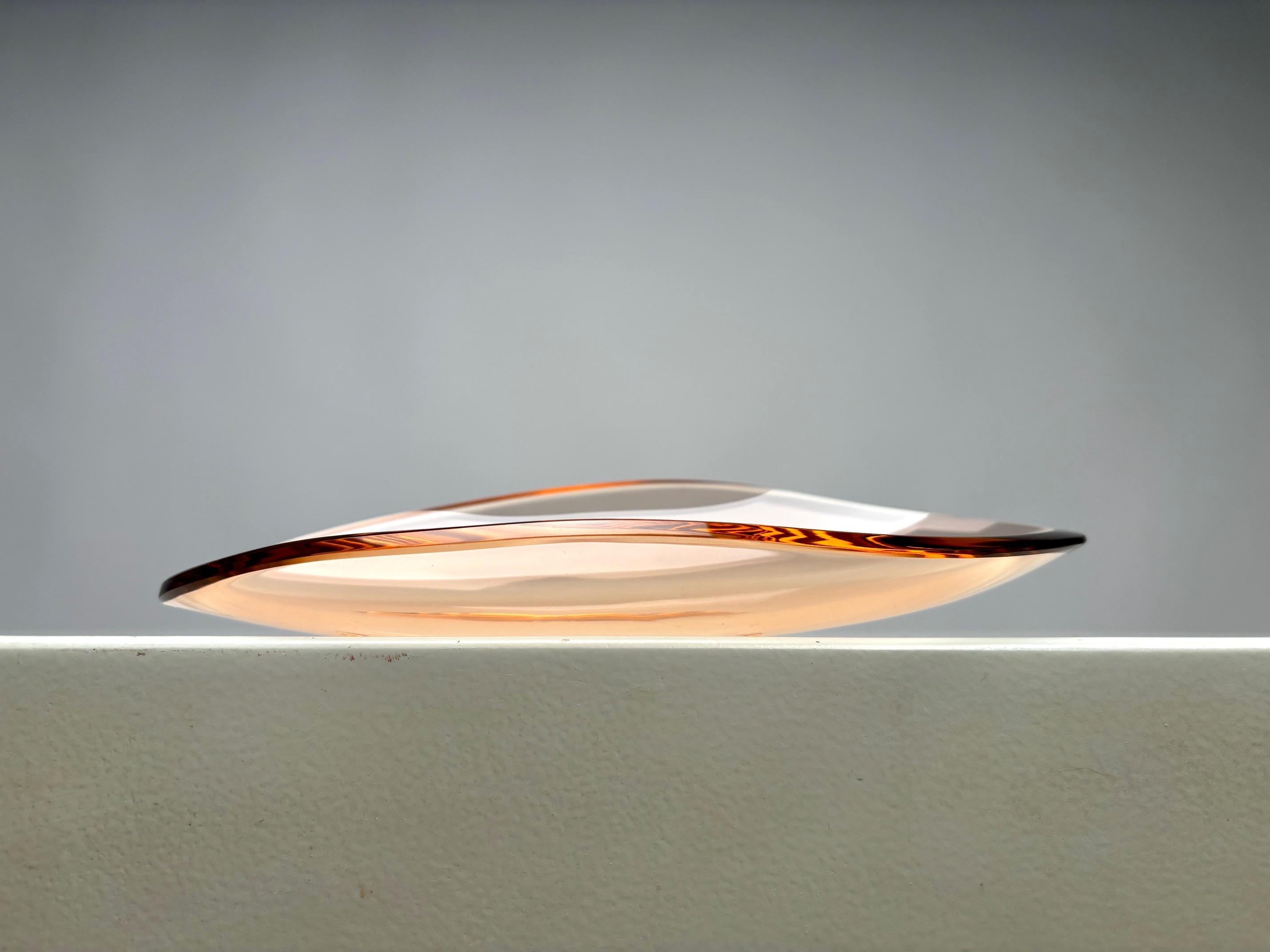 
Rare elegant pink colored glass ashtray designed by the famous designer Max Ingrand for Fontana Arte, Italy, 1950s.
A work that demonstrates all the skill in working with glass, which curves with different inclinations to form a sort of shell; the