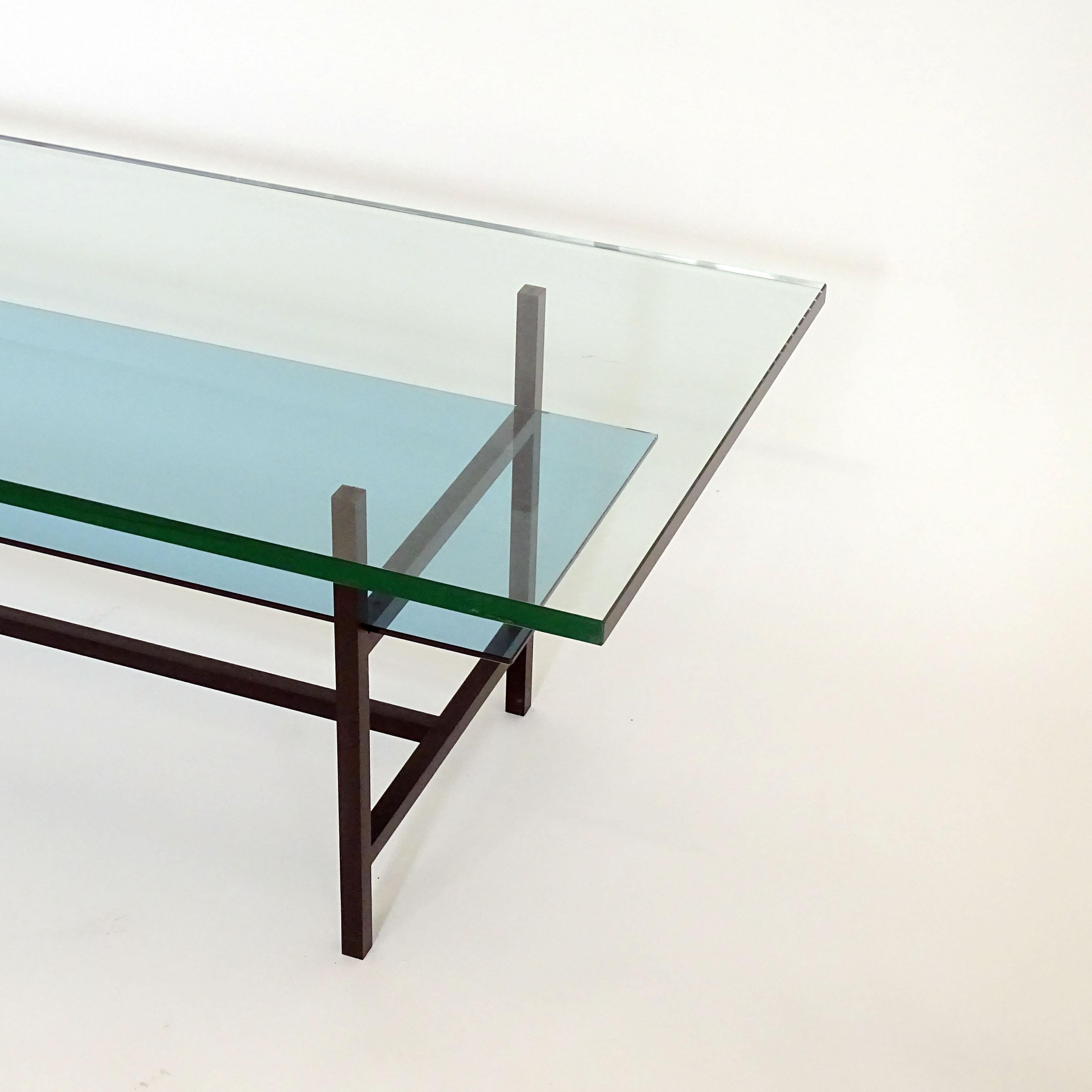 Splendide table basse minimaliste à deux niveaux Max Ingrand avec plateau en verre bleu et transparent
Modèle 2147 Fontana Arte, Italie années 1960
Référence : Quaderni Fontana Arte No. 6 p. 131