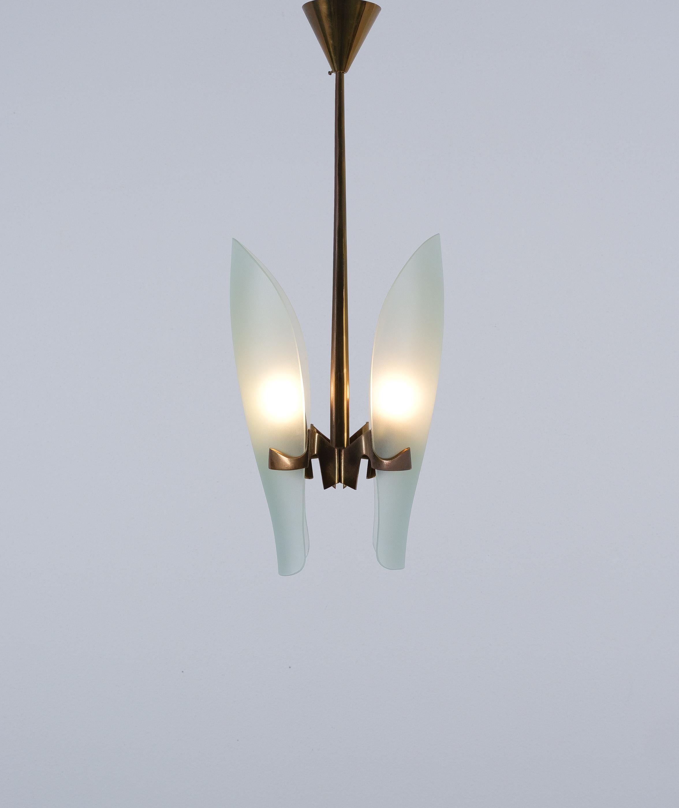 Lampada a sospensione Max Ingrand Fontana Arte modello 1636, Italia, 1960. 

Form A Light è una piccola lampada in ottone e paralume a scudo (accecato) acidato. Queste tonalità sono un po' più blu e scure del solito. Probabilmente si tratta di una