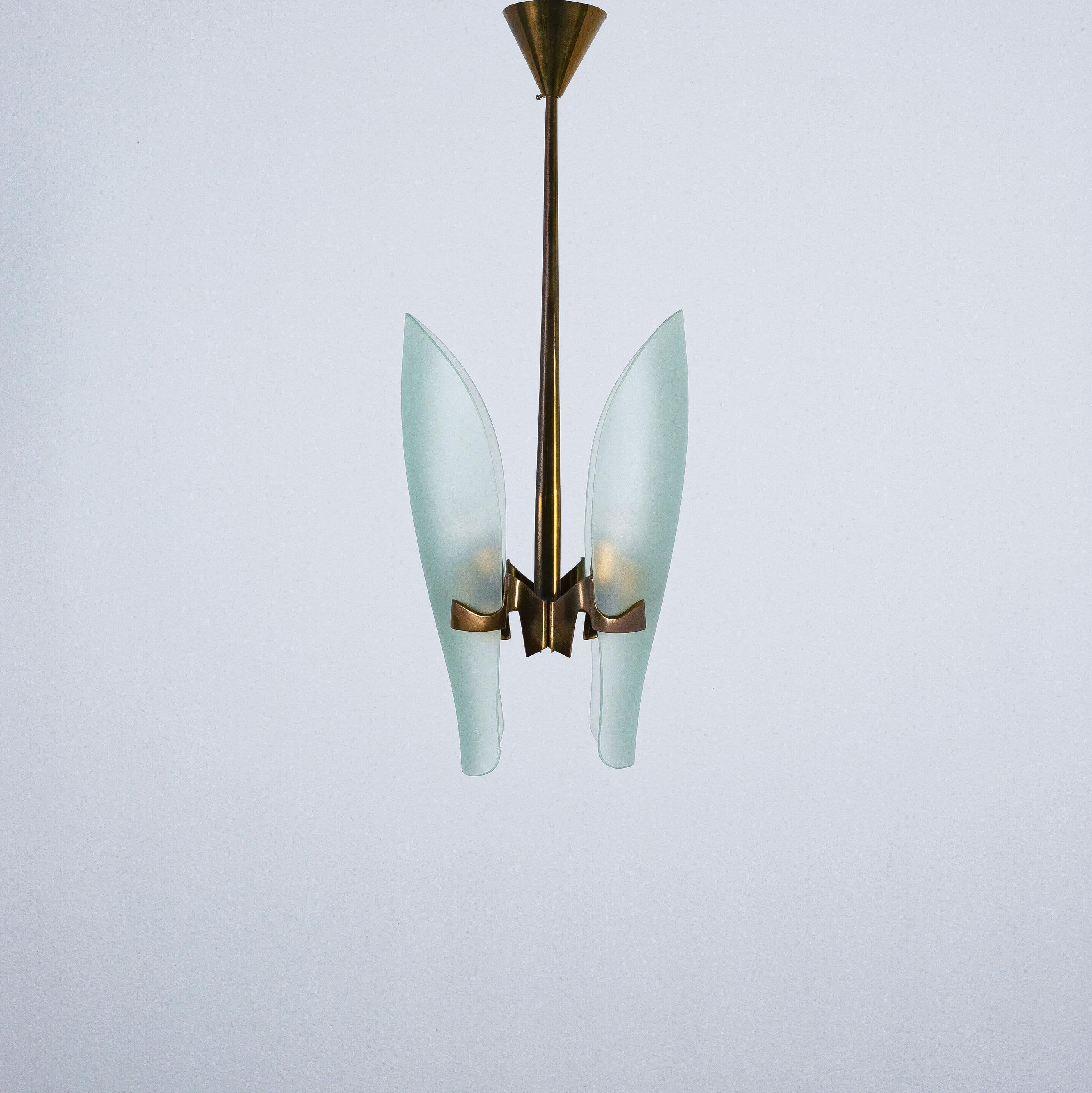 Mid-Century moderno Max Ingrand Mod. 1636 Fontana Arte Lampada a sospensione in vetro e ottone, Italia, 1960 in vendita