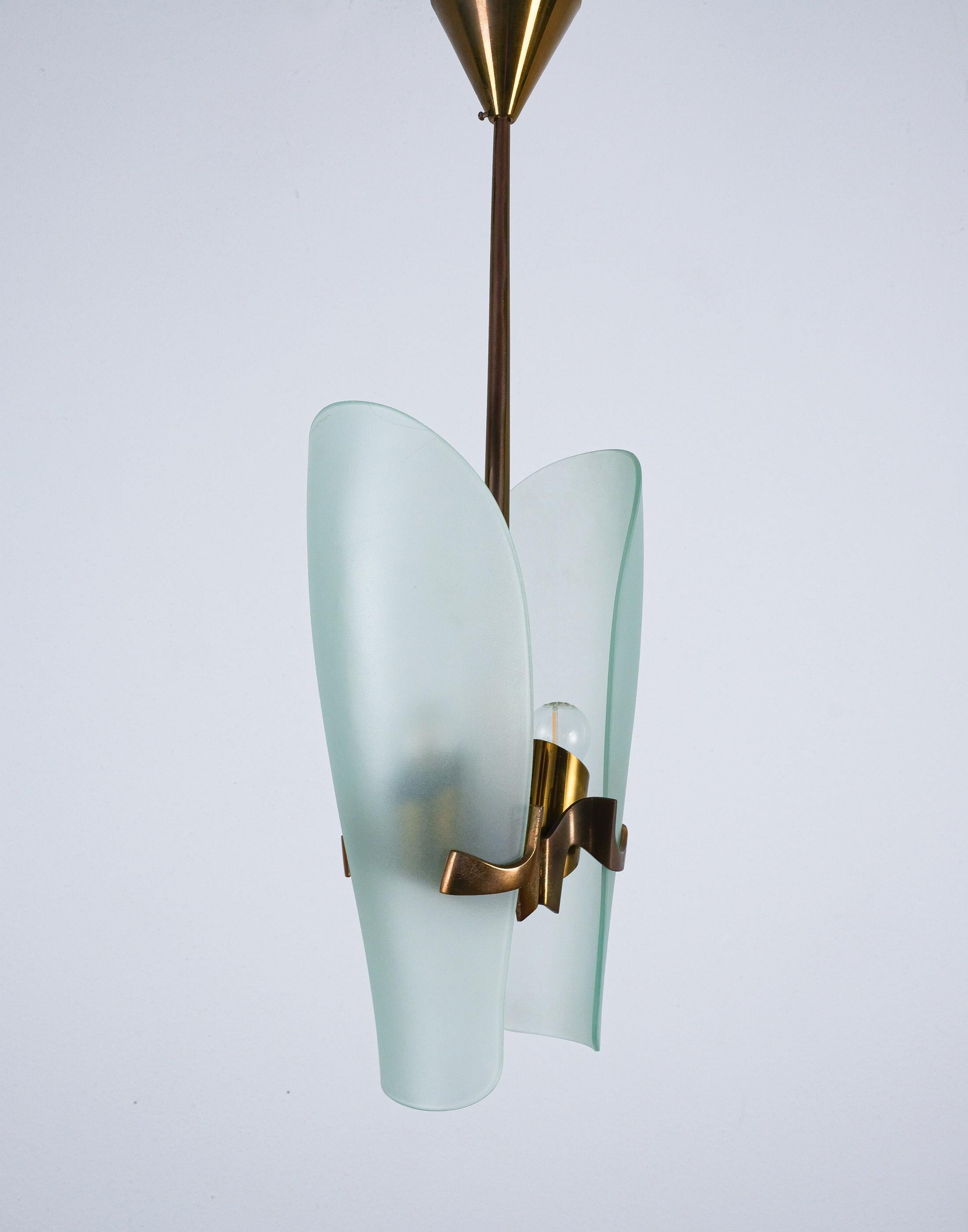 Realizzato con acquaforte Max Ingrand Mod. 1636 Fontana Arte Lampada a sospensione in vetro e ottone, Italia, 1960 in vendita