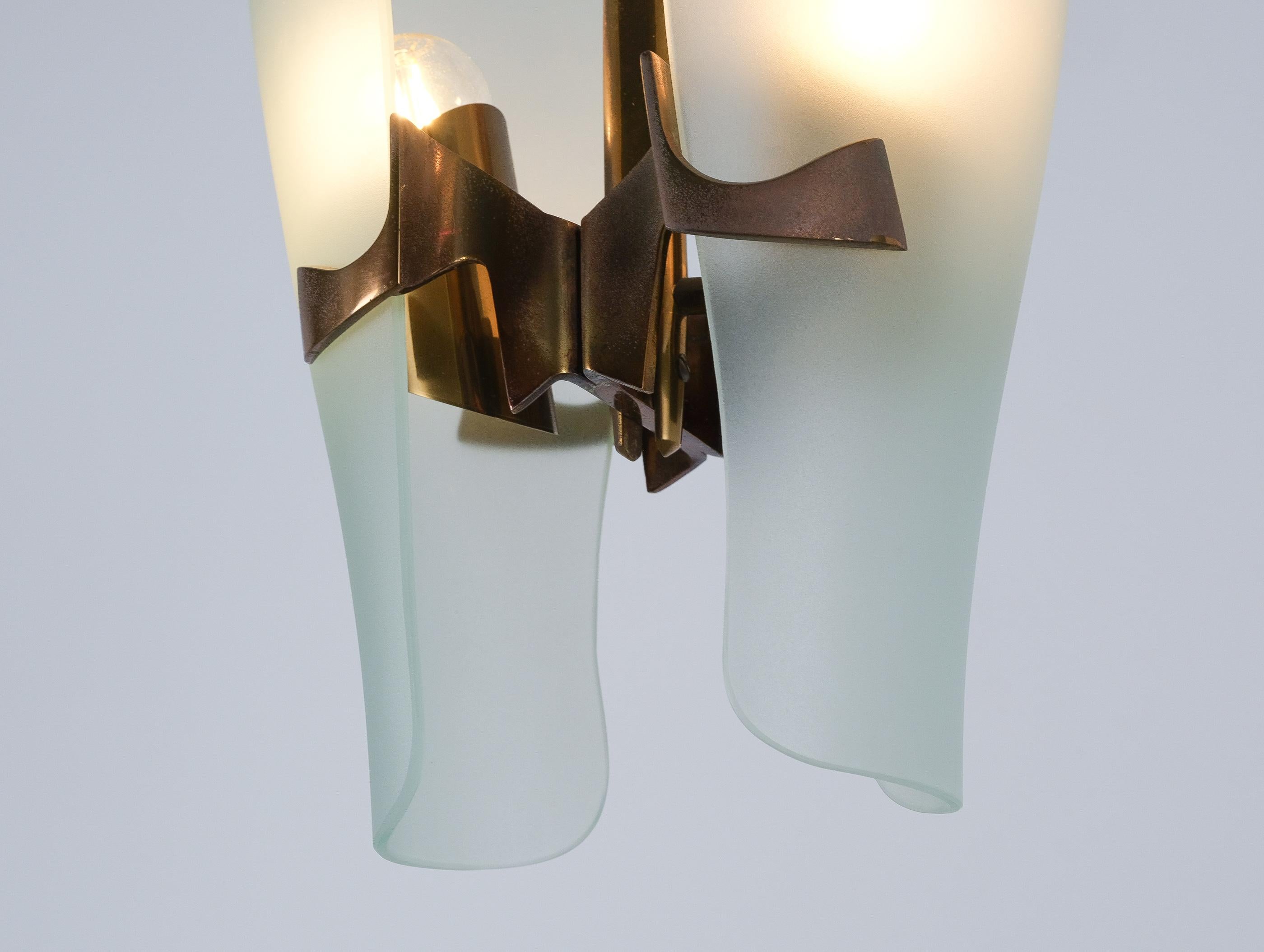 Metà XX secolo Max Ingrand Mod. 1636 Fontana Arte Lampada a sospensione in vetro e ottone, Italia, 1960 in vendita