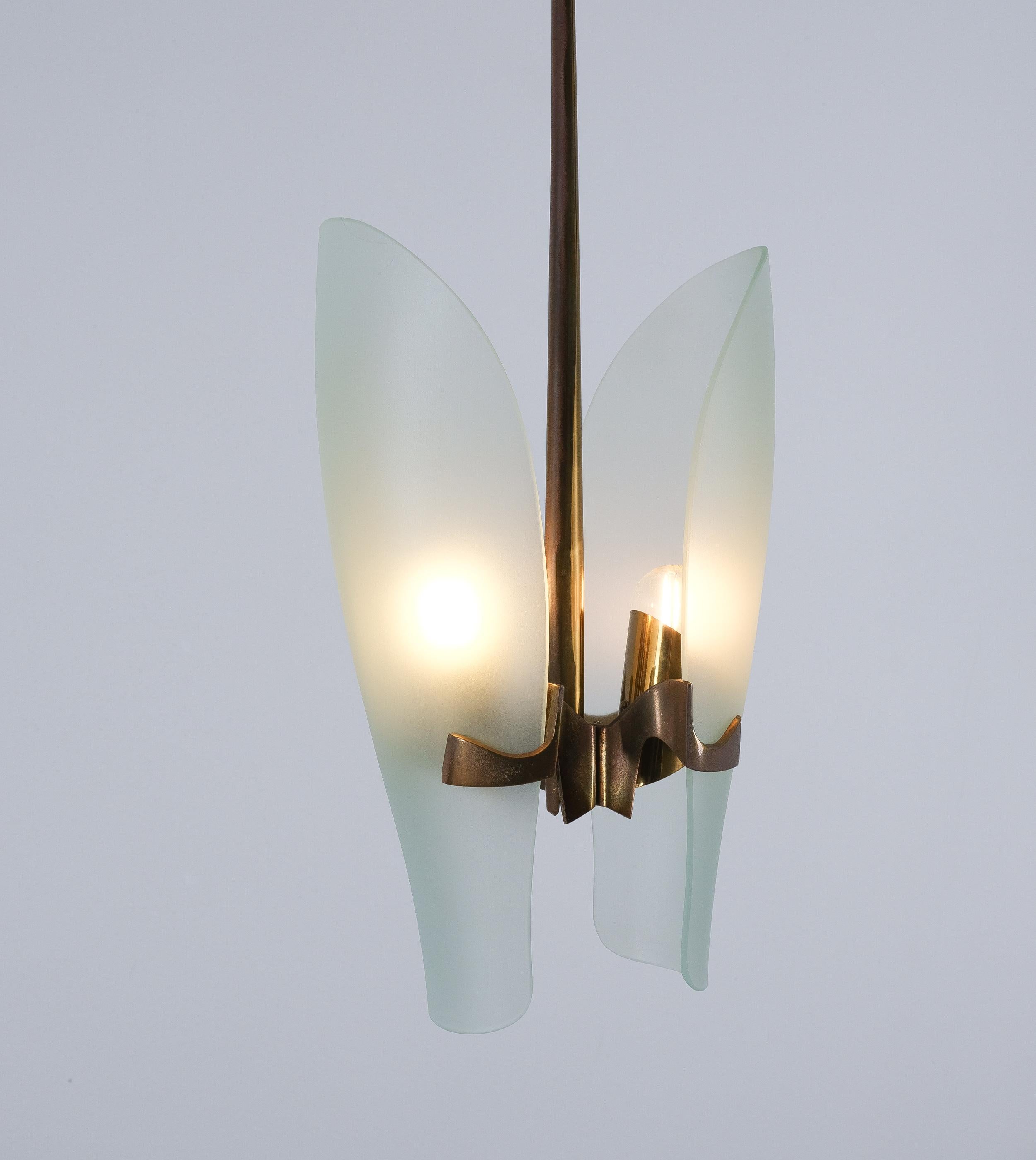 Ottone Max Ingrand Mod. 1636 Fontana Arte Lampada a sospensione in vetro e ottone, Italia, 1960 in vendita