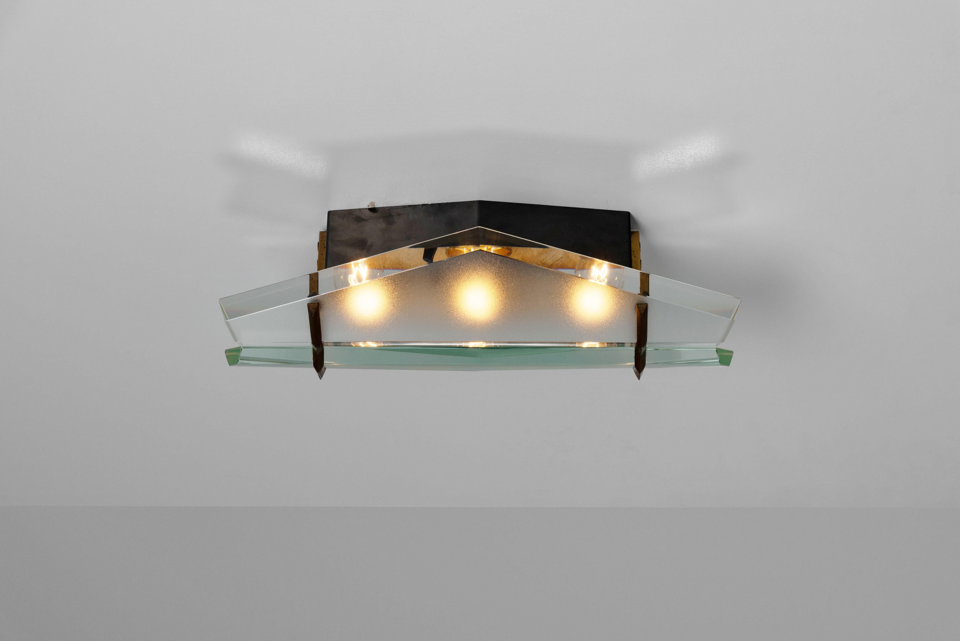 Ce rare plafonnier encastré, modèle 1937, a été conçu par Max Ingrand et fabriqué par Fontana Arte en Italie en 1961. Cette lampe exquise présente une belle forme en losange composée de deux éléments en verre gravé, créant un effet de lumière