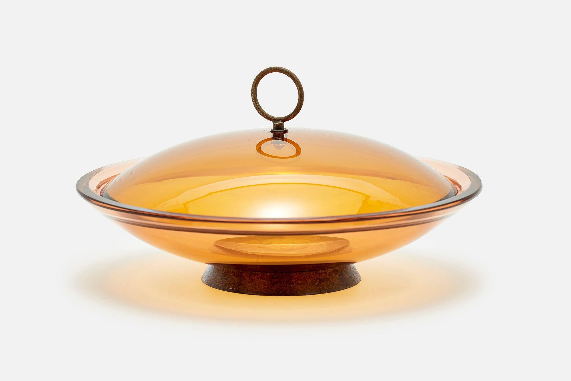 Un magnifique plat en cristal du modèle 