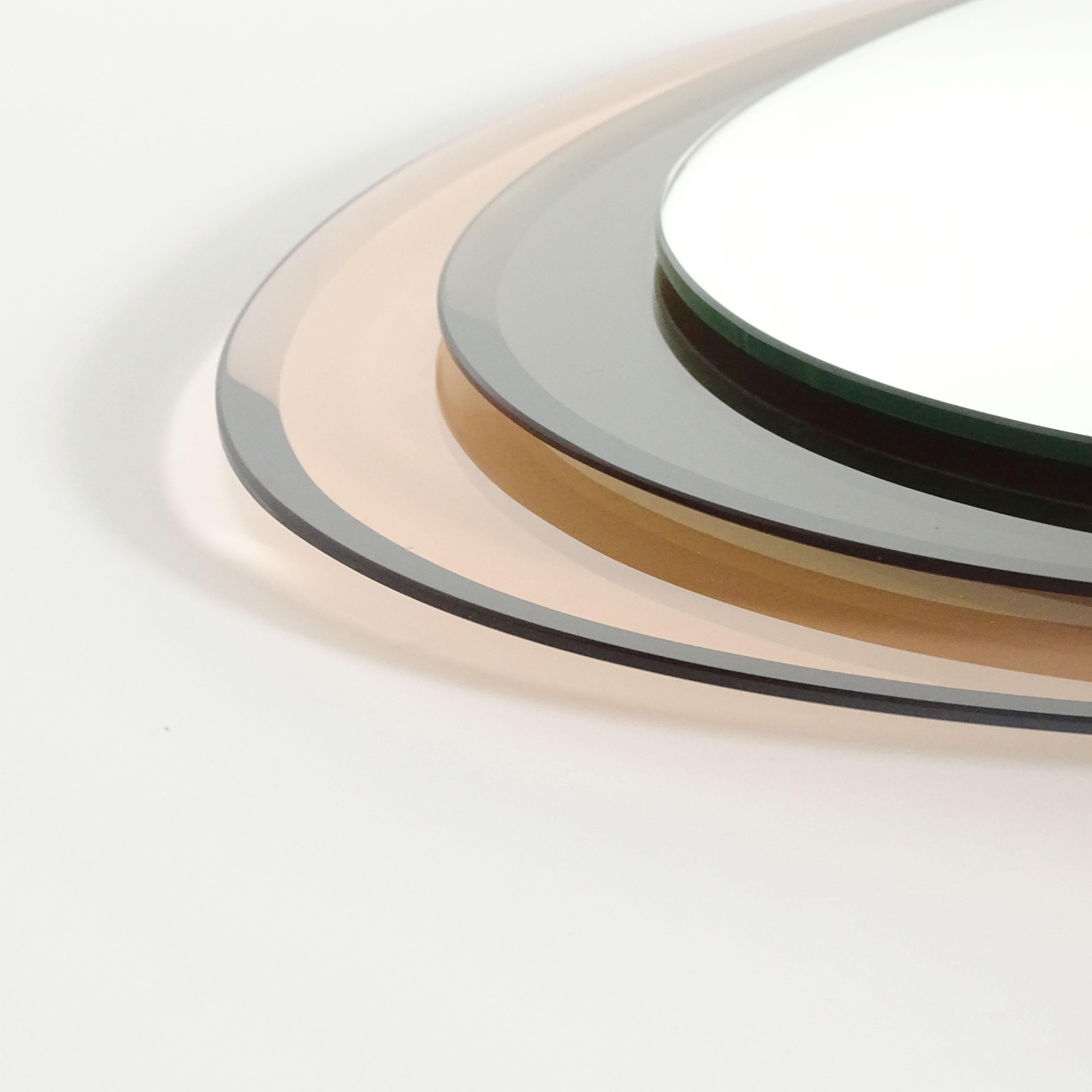 Metà XX secolo Specchio ovale con cornice in vetro grigio e pesca chiaro di Max Ingrand per Fontana Arte in vendita
