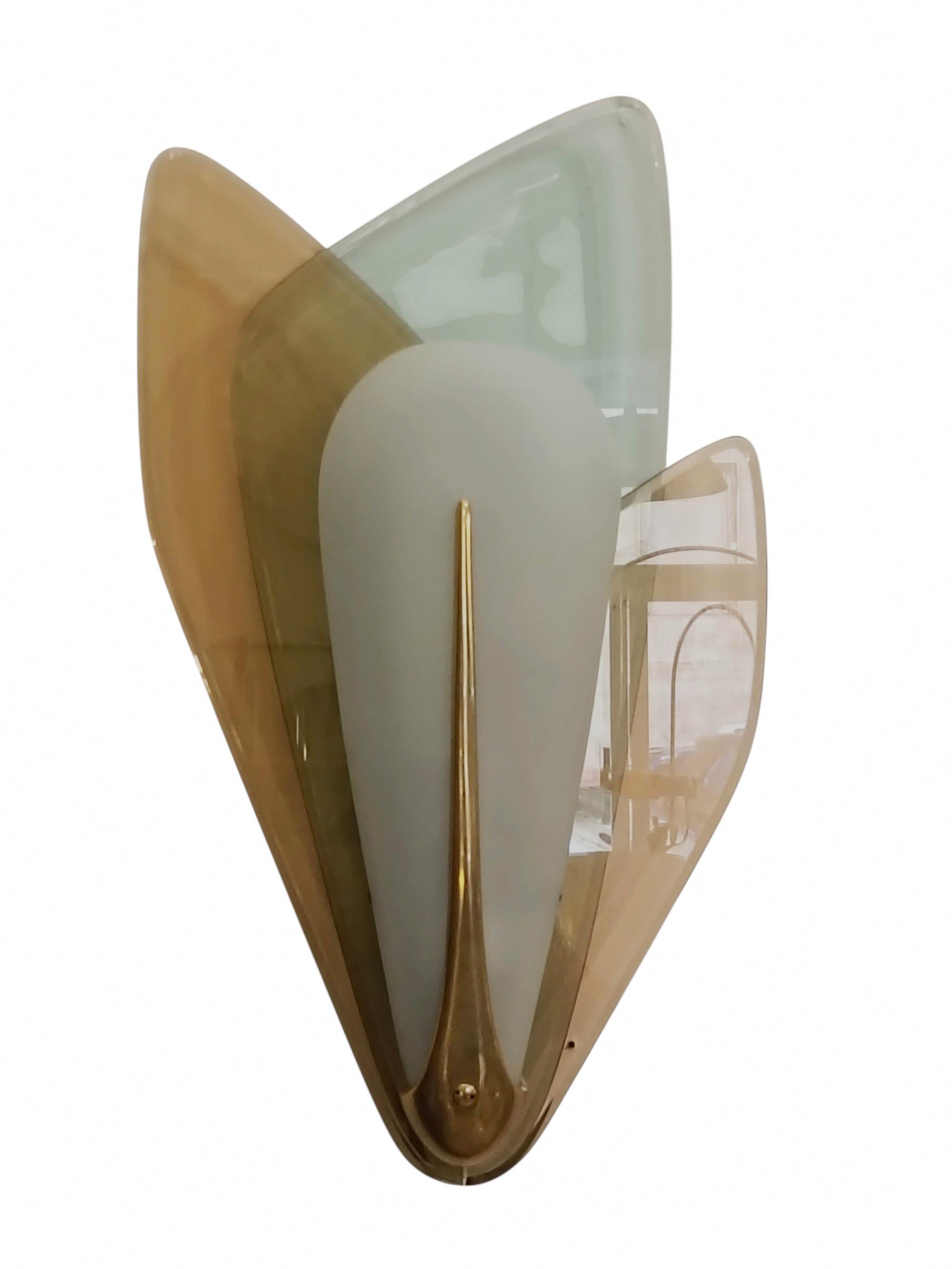 Apliques de Max Ingrand para Fontana Arte, vetro y otomano, Italia, 1955, set di due
Diseñada en 1955 por Max Ingrand para Fontana Arte, esta rara colección de apliques ejemplifica la elegancia poética y la maestría técnica que han definido la