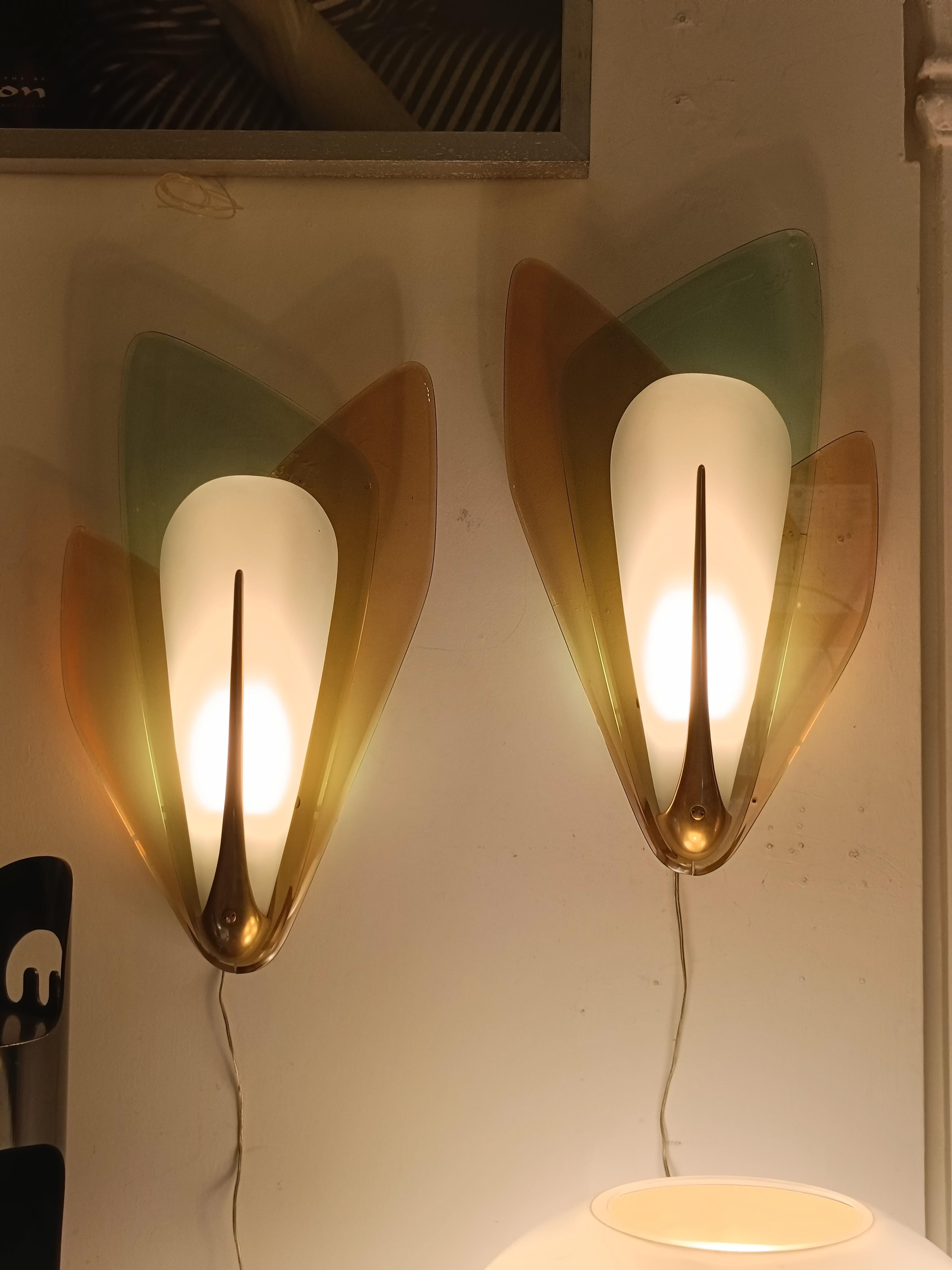 Max Ingrand para Fontana Arte Coppia di Lampade da Parete in Ottone e Vetro mediados del siglo XX en venta