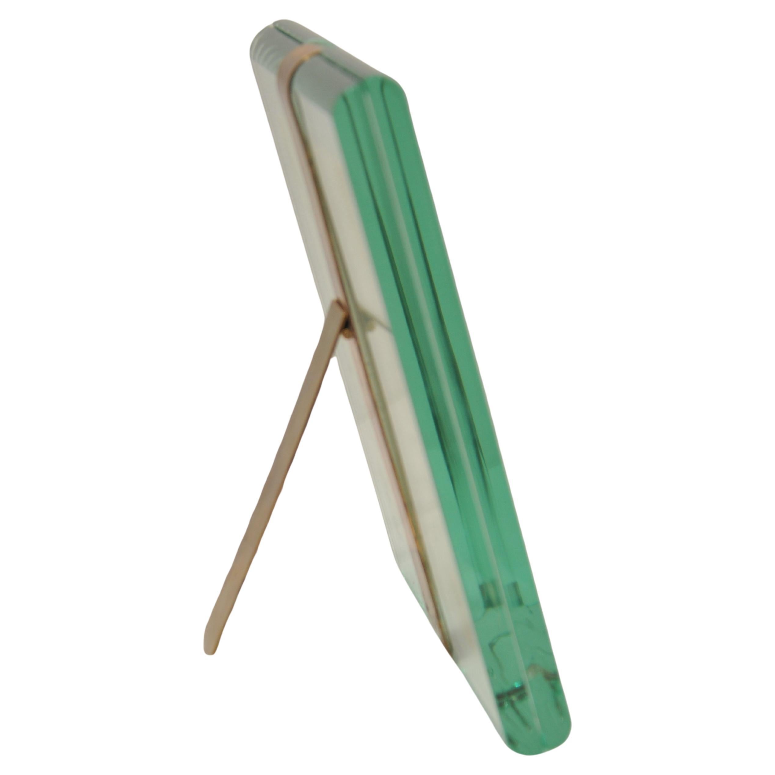 Zeitlose Eleganz in einem von Max Ingrand für Fontana arte entworfenen Fotorahmen-Set. mod 1370\1 besteht aus einem Messingband, das in seiner Wölbung zwei handgeschliffene Kristalle hält, die einen intensiven Effekt von Brillanz, Licht und