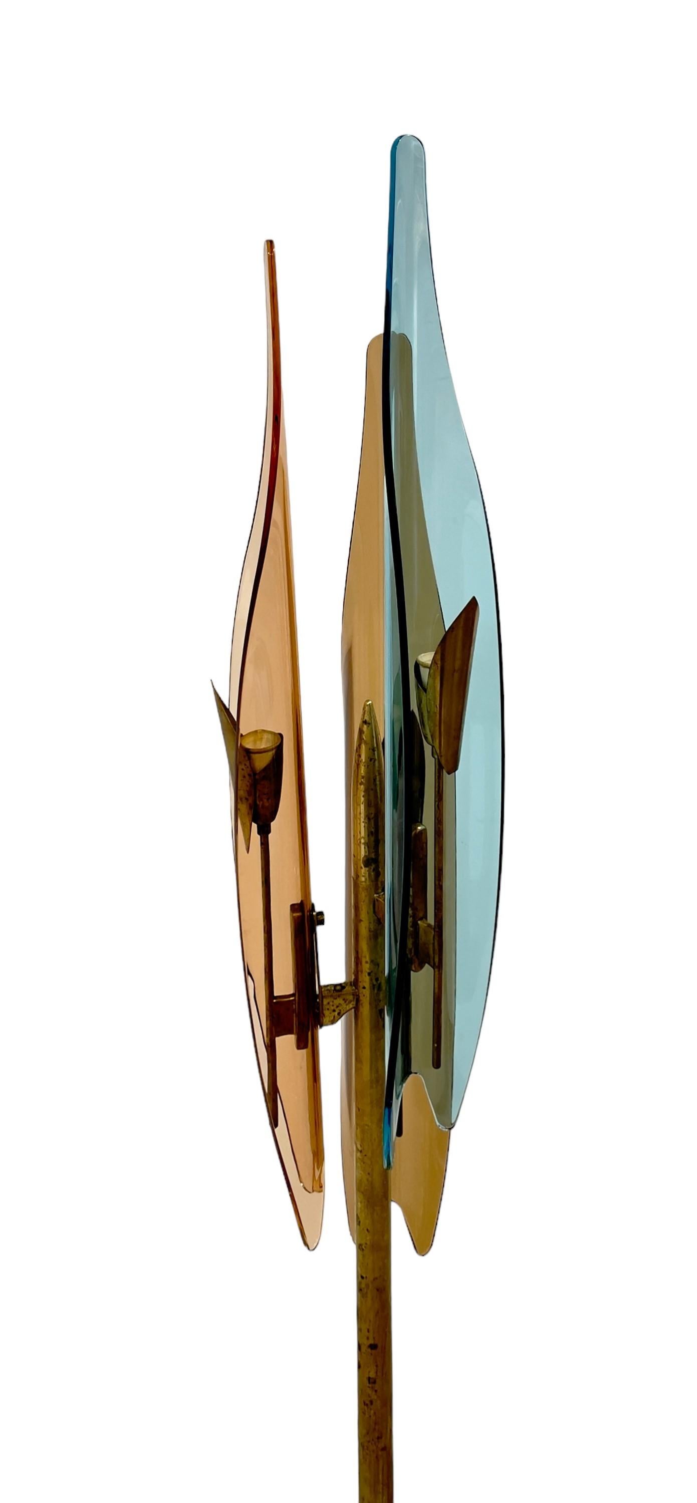 Rara lampada da terra Dahlia con struttura in ottone paralumi in vetro colorato curvato. Designer Max Ingrand , produttore Fontana Arte. Anni '50.