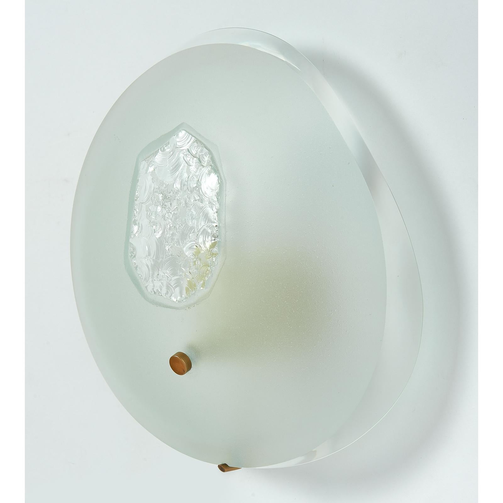 Max Ingrand (1908-1969) für Fontana Arte
Seltenes und größeres Paar von ovalen Wandleuchtern aus abgeschrägtem Milchglas mit gemeißeltem Zentralmotiv.
Italien, um 1960.
Abmessungen: 9.5 B x 9 H x 4 T
Ref: Martin-Vivier Max Ingrand,