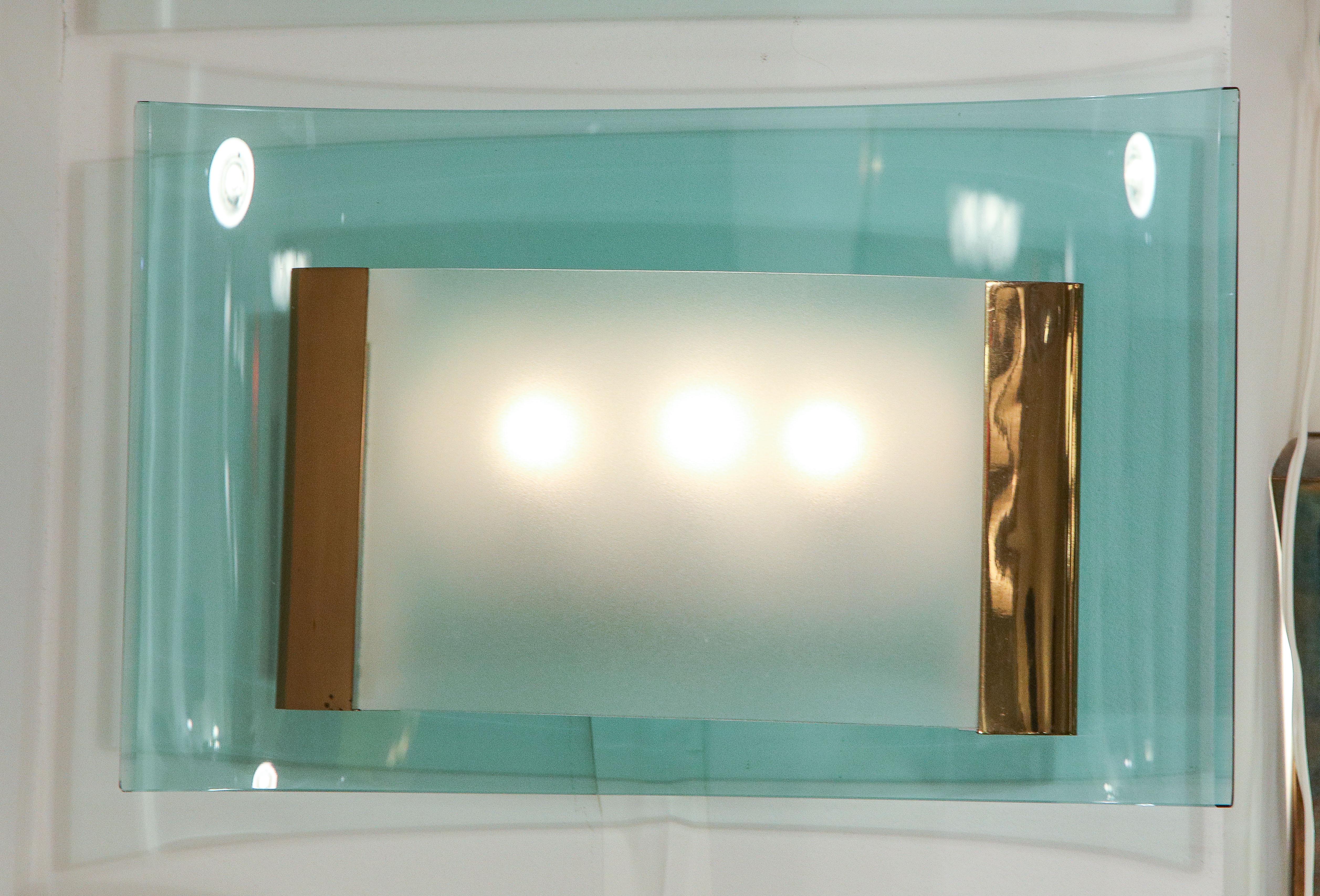 italien Max Ingrand Paire rare d'appliques modernistes Modèle 2213 en verre et laiton en vente
