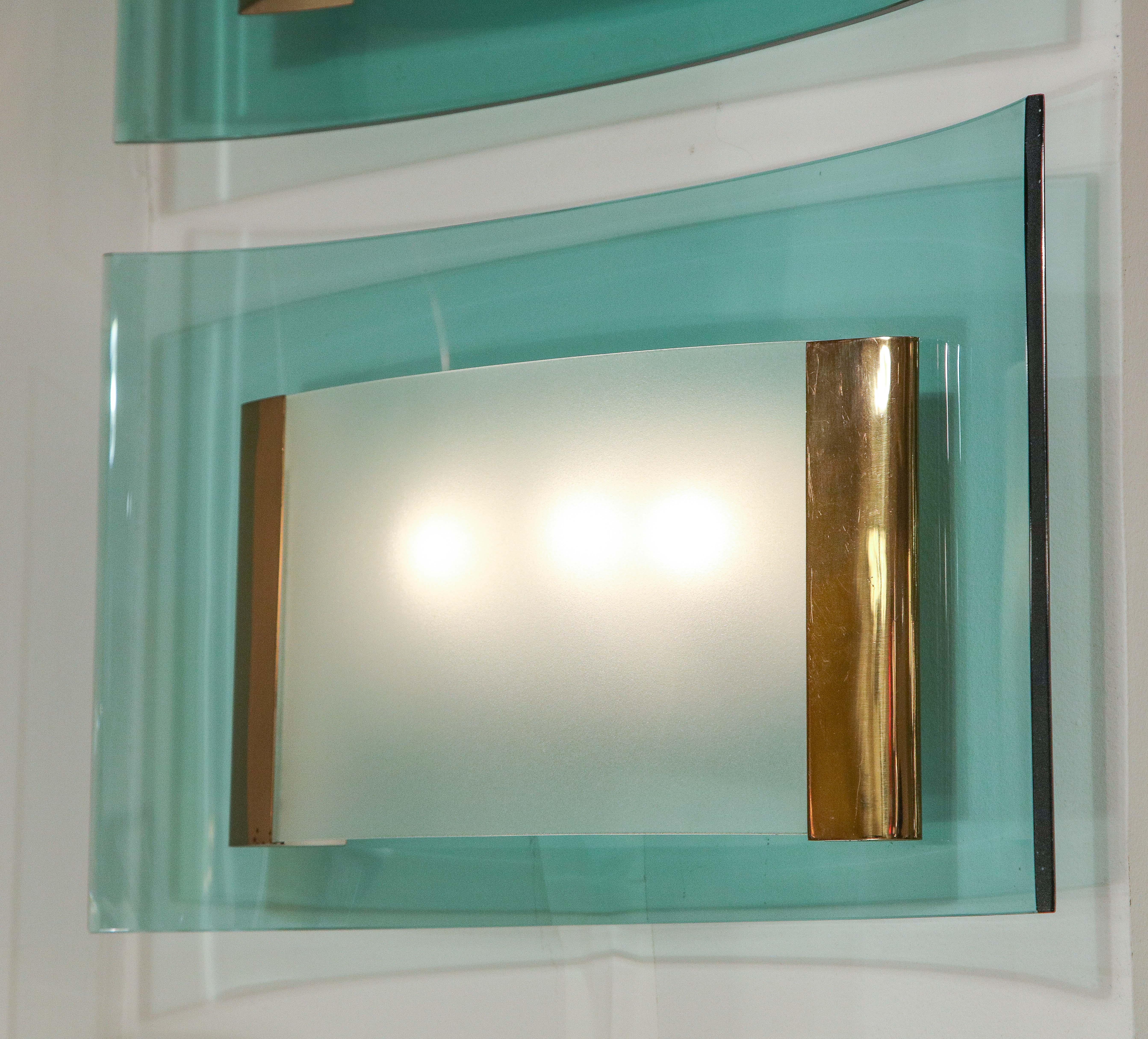 Max Ingrand Seltenes Paar modernistischer Wandleuchter Modell 2213 aus Glas und Messing (Mattiert) im Angebot
