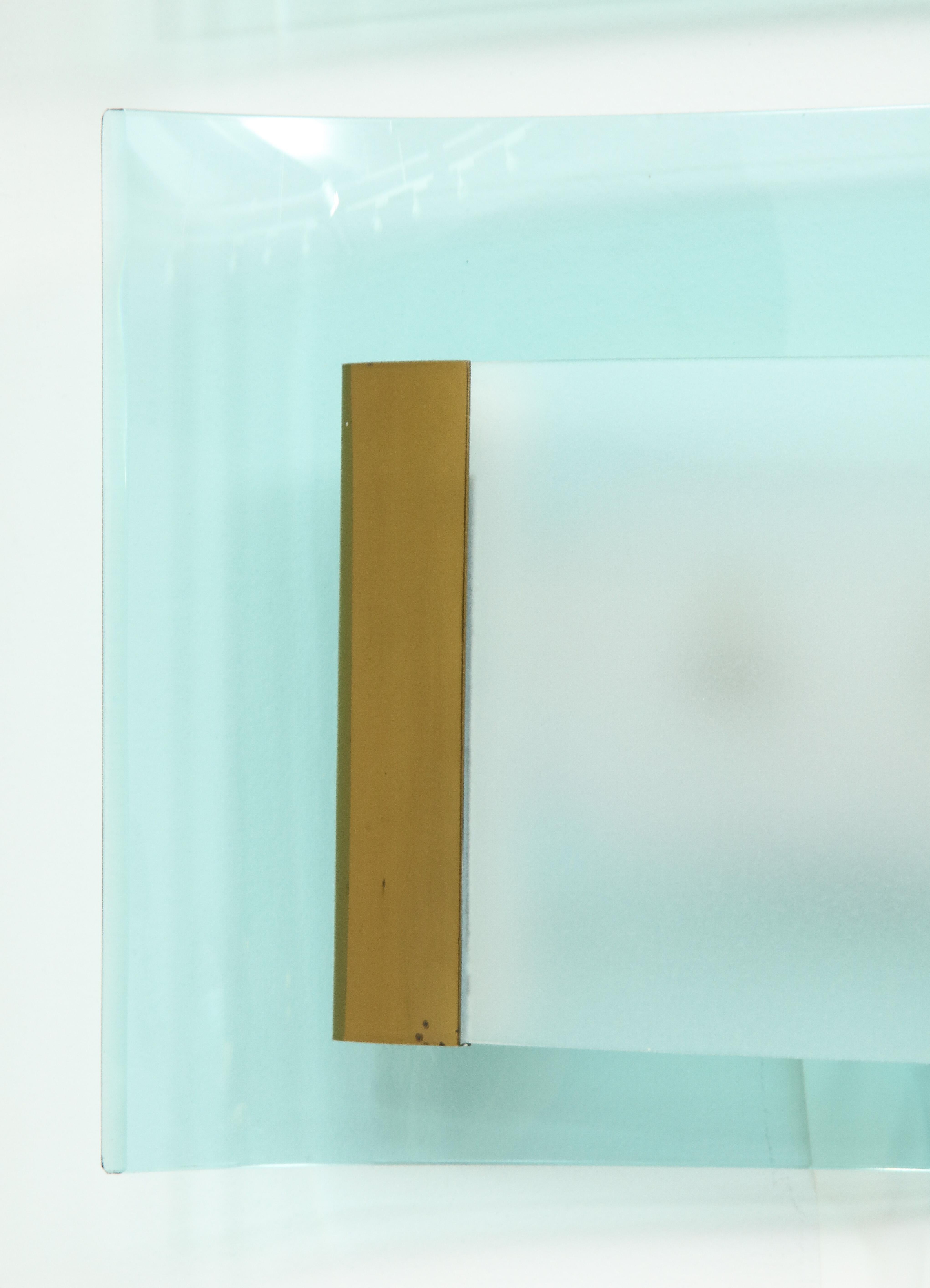 Max Ingrand Seltenes Paar modernistischer Wandleuchter Modell 2213 aus Glas und Messing im Angebot 1