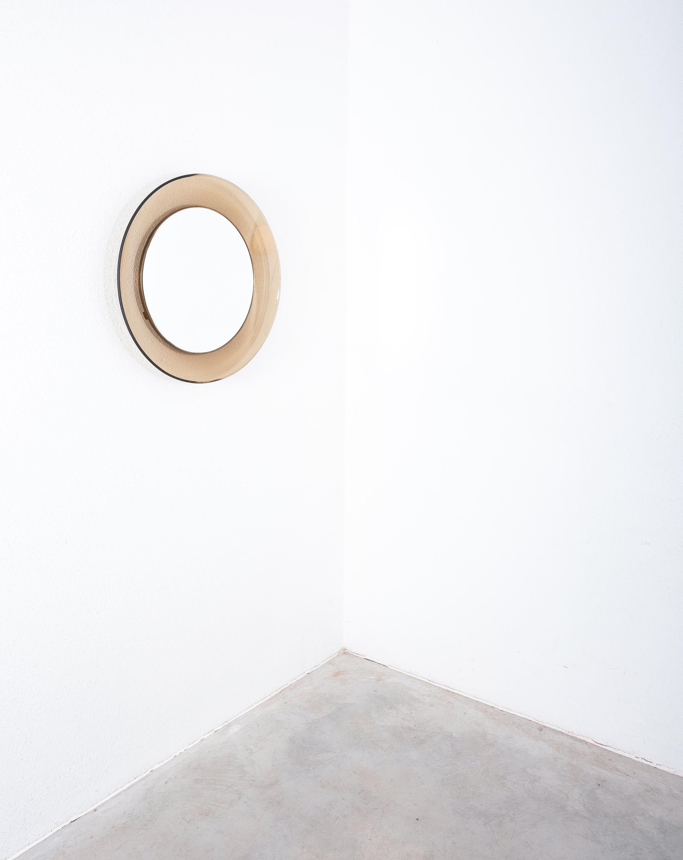 Miroir rond orange-fumé Max Ingrand pour Fontana Arte, Milan Modèle 1699, Italie Milieu du siècle ; étiqueté au dos du miroir (date de production)

Le miroir mural en verre orange fumé Max Ingrand, modèle 1699, est une œuvre d'art étonnante qui
