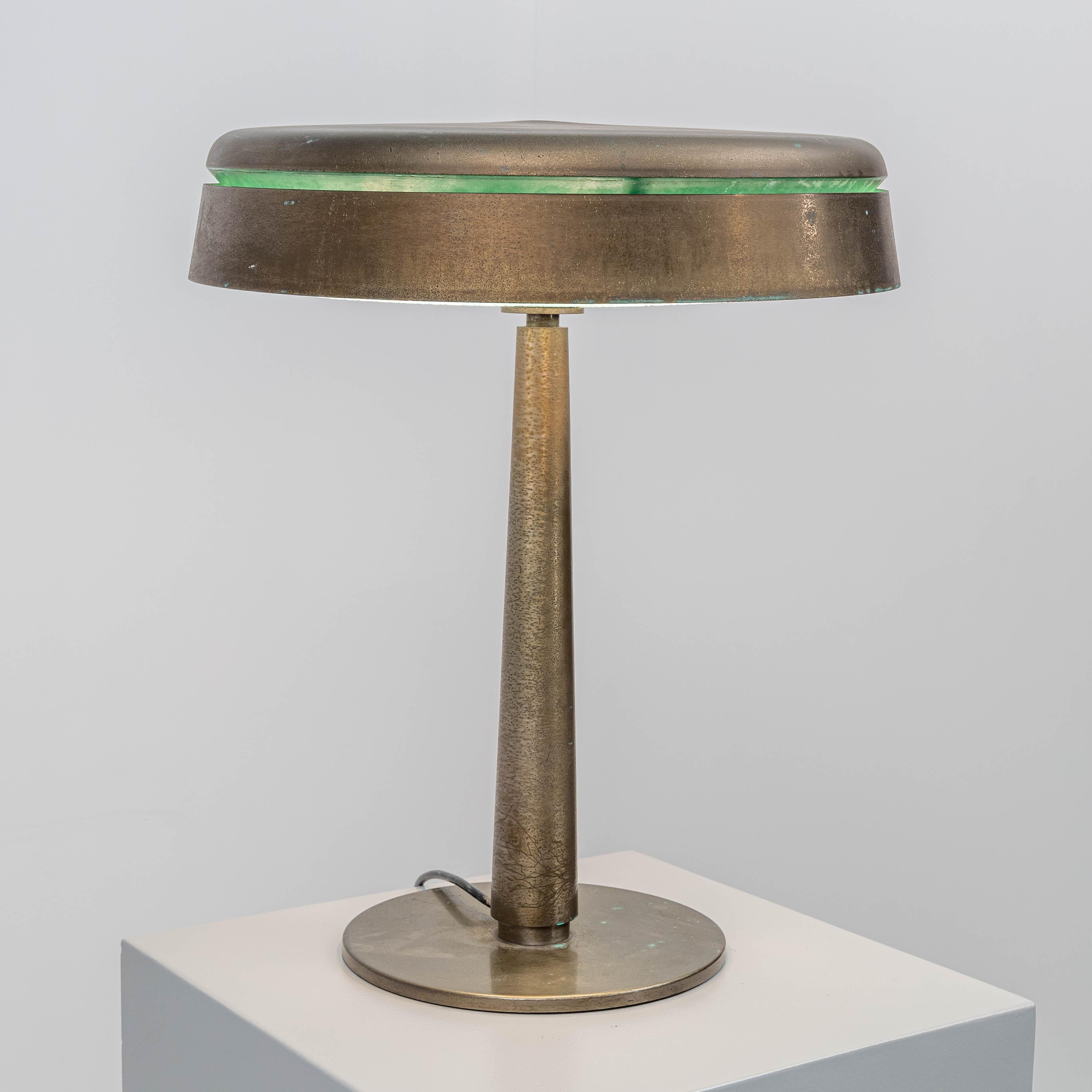 An old version of the #2278 with green interior shade. The brass has oxidised very nicely over the years. A heavy and stately table lamp with very well chosen proportions and interesting details such as the textured and curved glass that serves as a