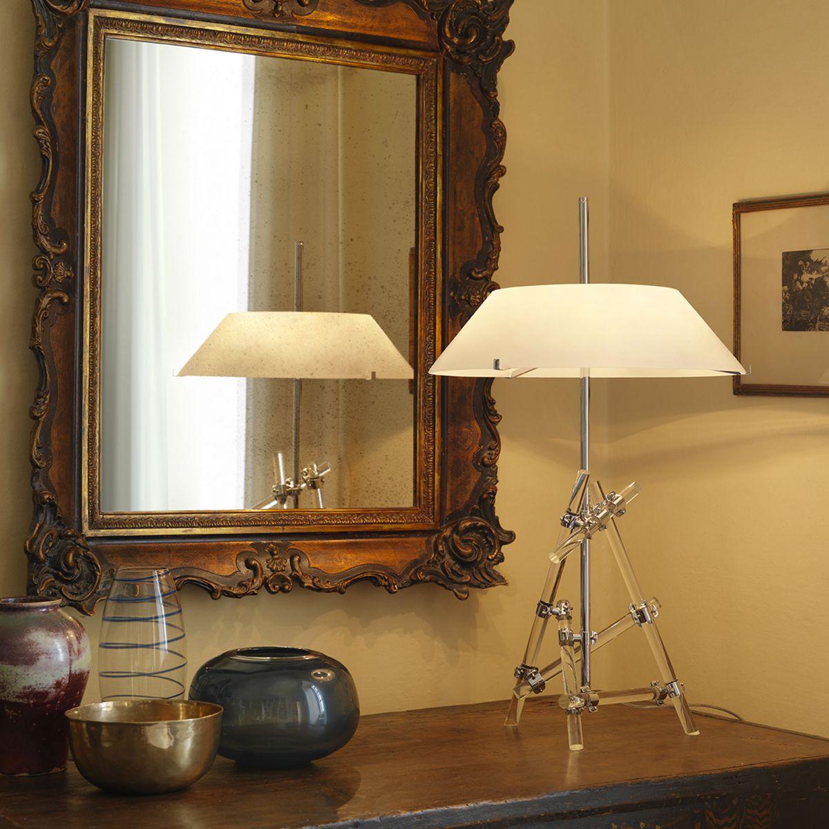 Cette lampe de table extrêmement élégante a été conçue par Max Ingrand en 1955, à l'époque où ce maestro français était directeur artistique de Fontana Arte. Des joints en laiton chromé maintiennent ensemble cinq tubes en verre borosilicate