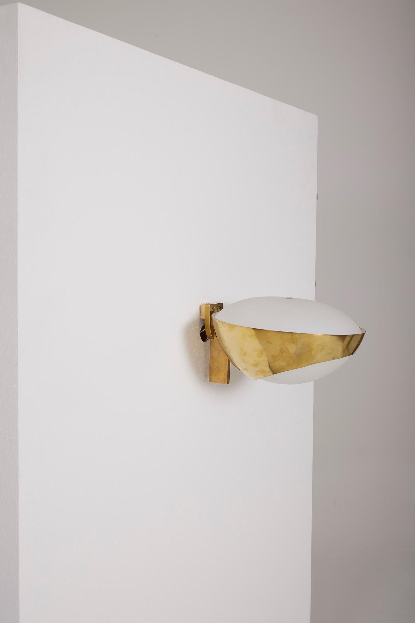 Wandleuchte des Designers Max Ingrand für Fontana Arte, 1970er Jahre. Goldfarbene Metallstruktur und weiße Opalglas-Kugel. In perfektem Zustand.
LP1346