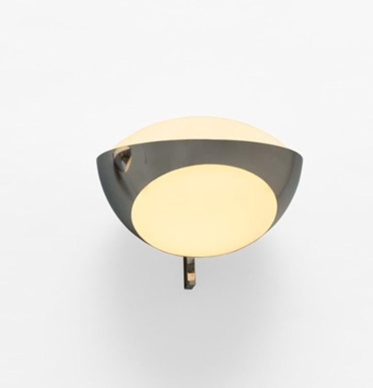 Wall lamp model 1963, designed by Max Ingrand and produced by Fontana Arte in circa 1960.
The lamp structure was made by nickel-plated brass and satin opaline glass.