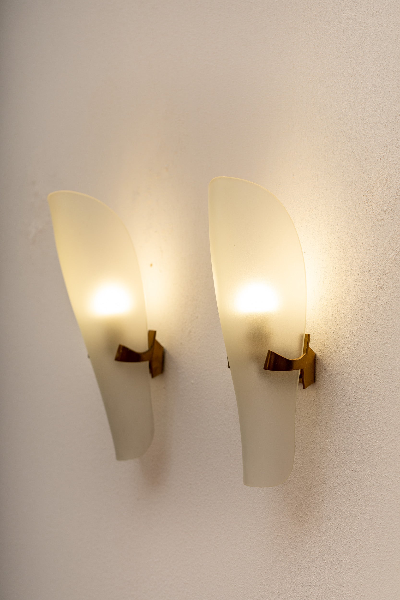 Stunning Max Ingrand wall lights for Fontana Arte, mod. 1636 
Bib. Quaderni di Fontana Arte, pag. 64

They were in important space in Italy.

Original shade, brass structure and sockets.