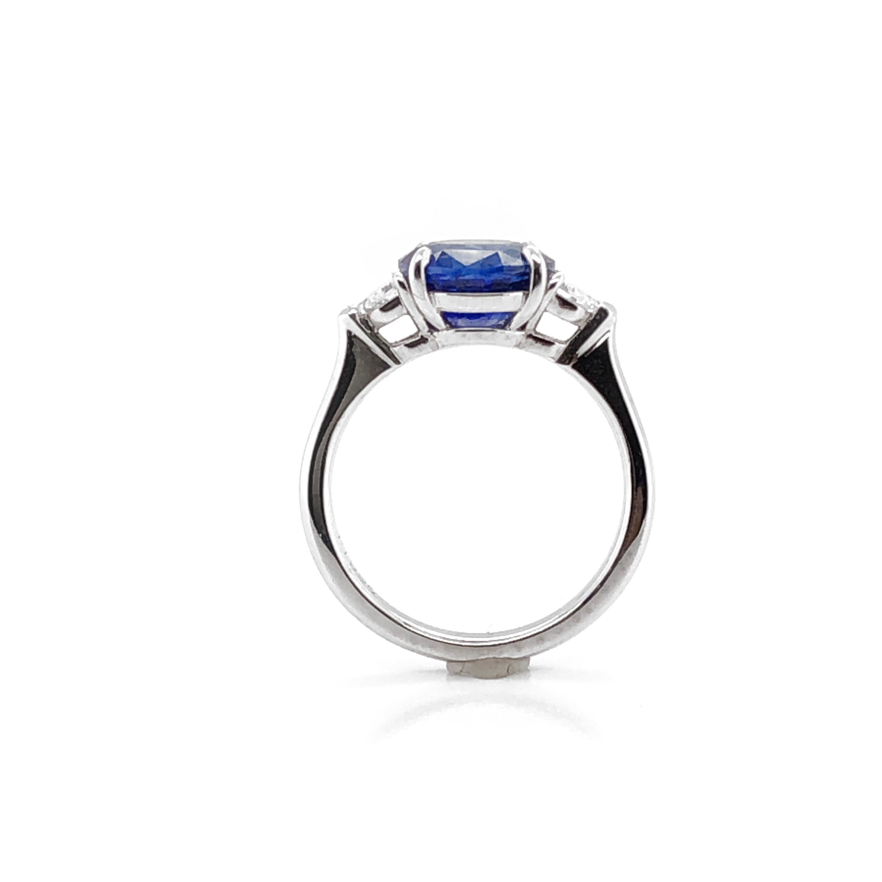 Contemporary Ceylon Blue Sapphire 3.60 Carat with Diamonds Platinum Ring For Sale