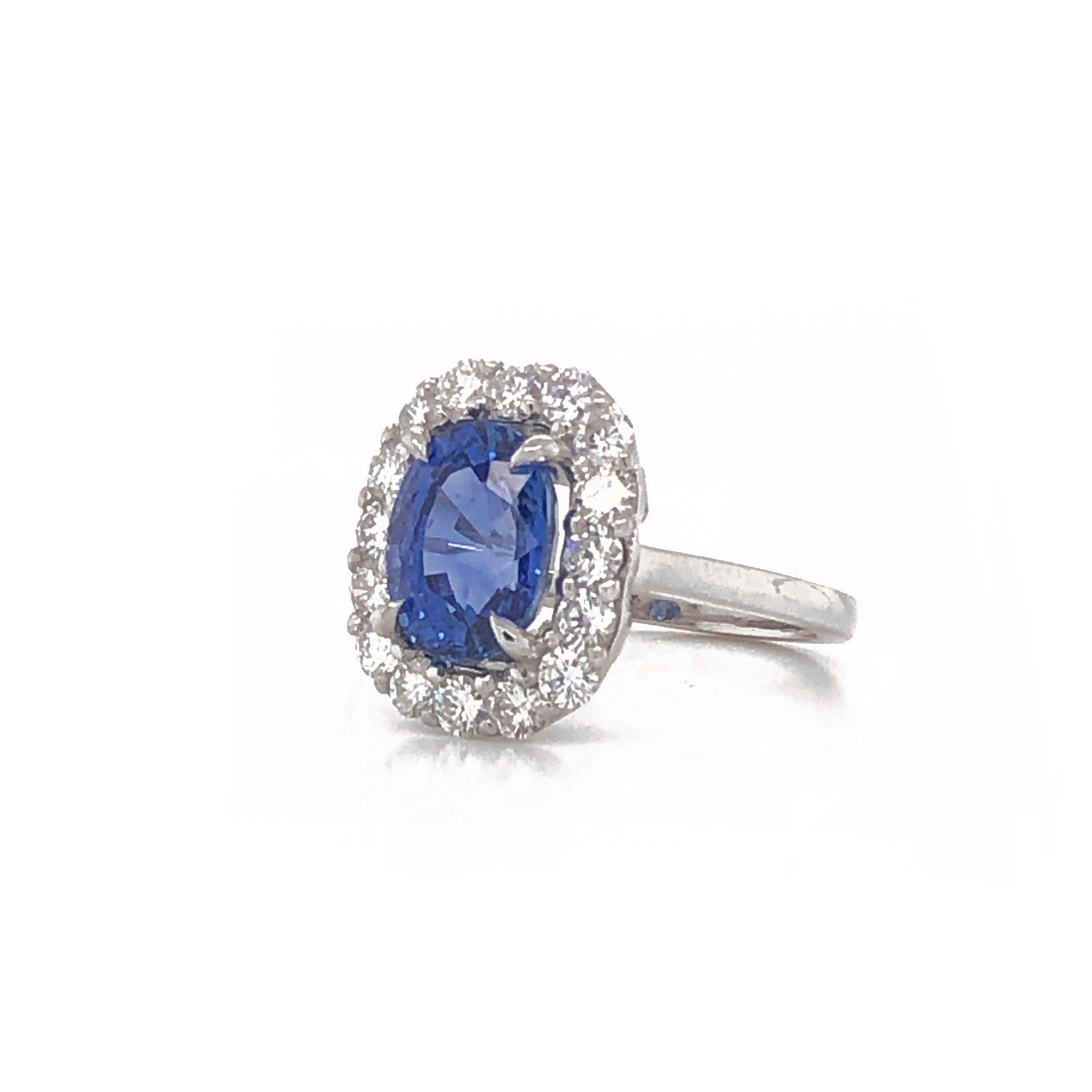 Cushion blue ceylon oval sapphire 4.69 ct round diamonds 1.28 ct platinum ring In New Condition For Sale In New York, NY