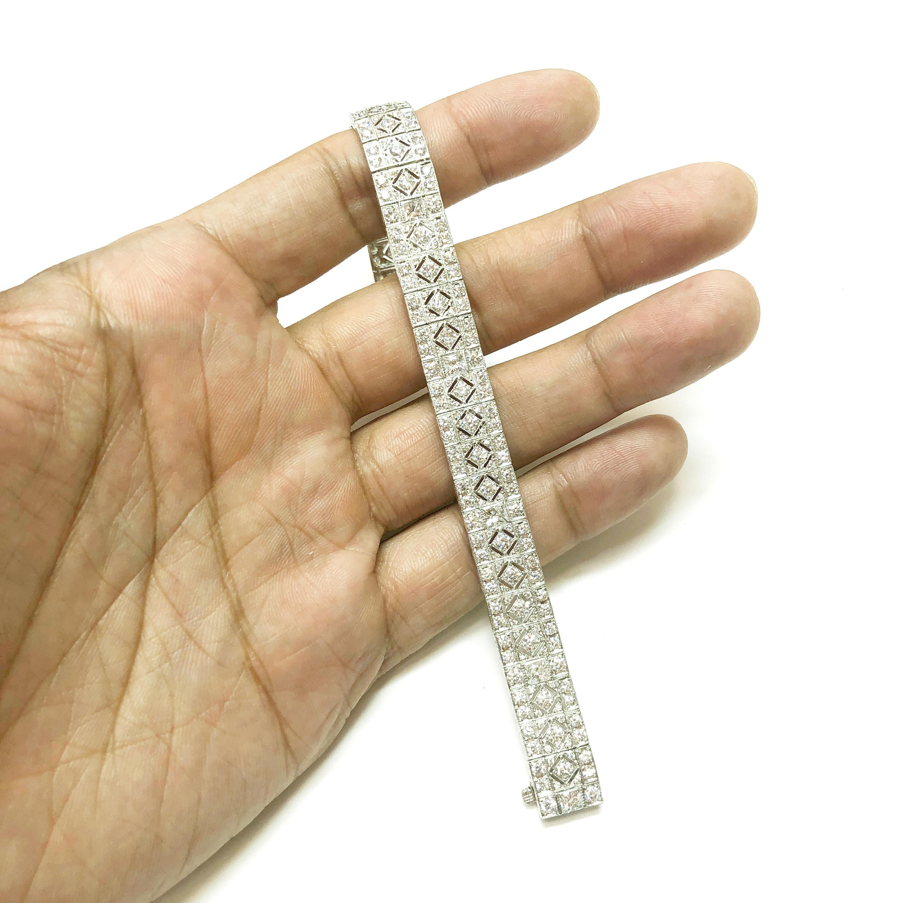 Retro Inspired Round Natural Diamonds 10.63 Carat Platinum Bracelet In New Condition For Sale In New York, NY