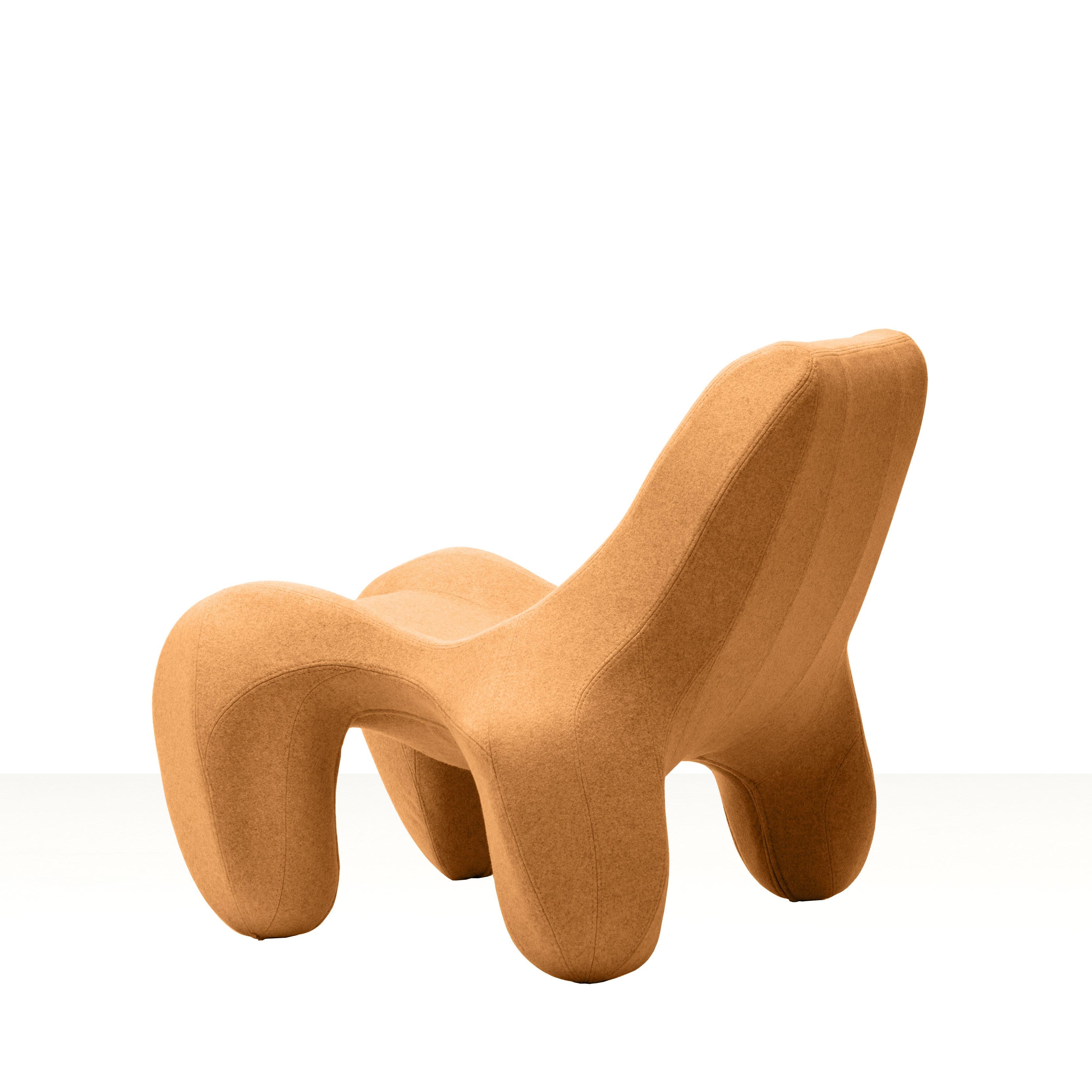 Ce chef-d'œuvre est garni avec le meilleur savoir-faire d'un produit fini en feutre 100% laine de Kvadrat, dont la surface devient lisse, sans direction et uniforme, d'une manière très similaire aux propriétés du feutre.
L'assise ultime est conçue