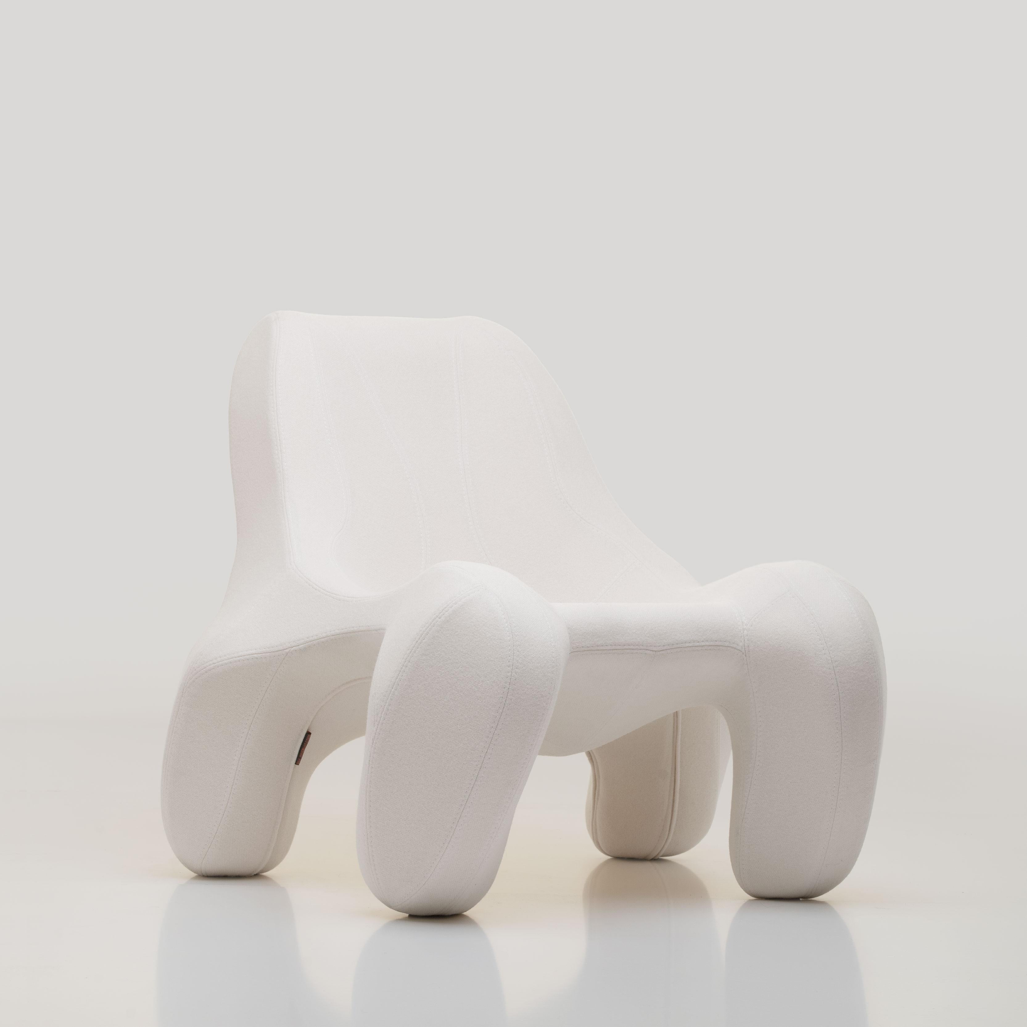 This masterpiece is upholstered with the best expertise in a white full-cloth 100% wool woven finish product by Kvadrat.
The ultimate seating is designed and handcrafted in the Netherlands. 

The club armchair, Club 112 series by Max Jungblut ® has