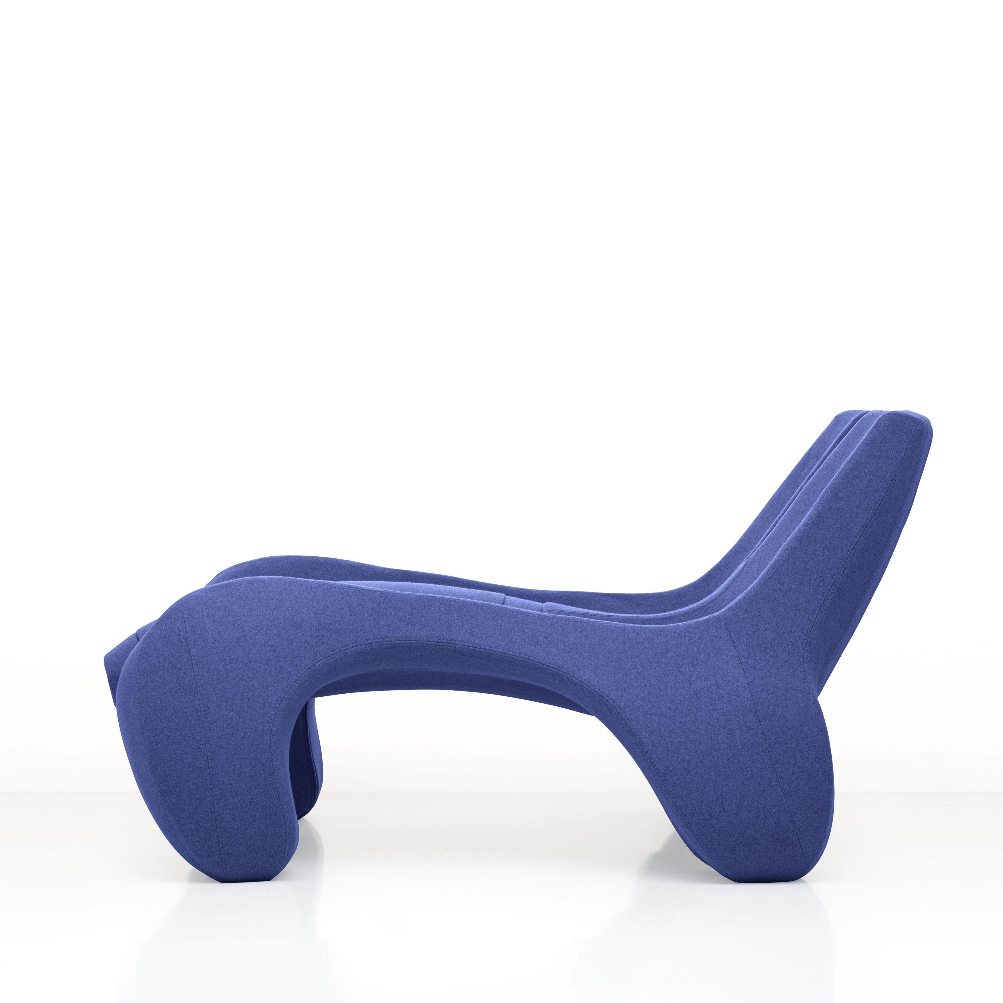 This masterpiece is upholstered with the best expertise in a felt woollen finish.
It is a full-cloth 100% wool product by Kvadrat, where the surface becomes smooth, directionless and uniform in a manner very similar to the properties of felt.
It is