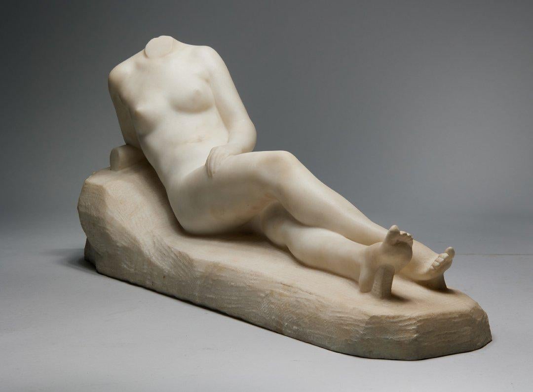 Scultura in marmo di nudo femminile reclinato del XX secolo, artista della scuola di Cleveland - Sculpture di Max Kalish