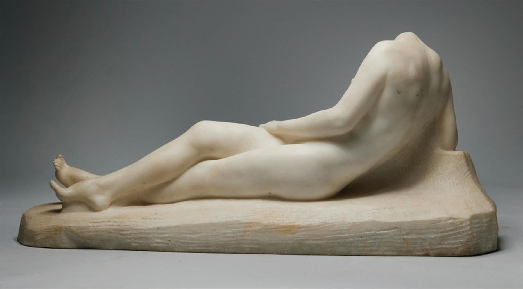 Scultura in marmo di nudo femminile reclinato del XX secolo, artista della scuola di Cleveland - Nude Sculpture Grigio di Max Kalish