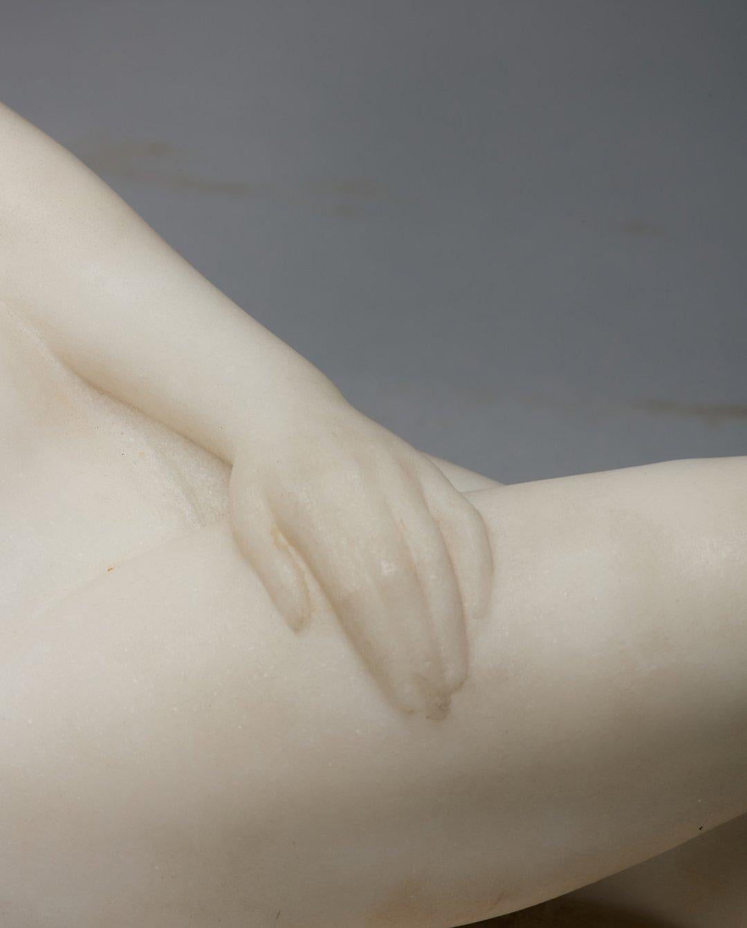 Scultura in marmo di nudo femminile reclinato del XX secolo, artista della scuola di Cleveland in vendita 1