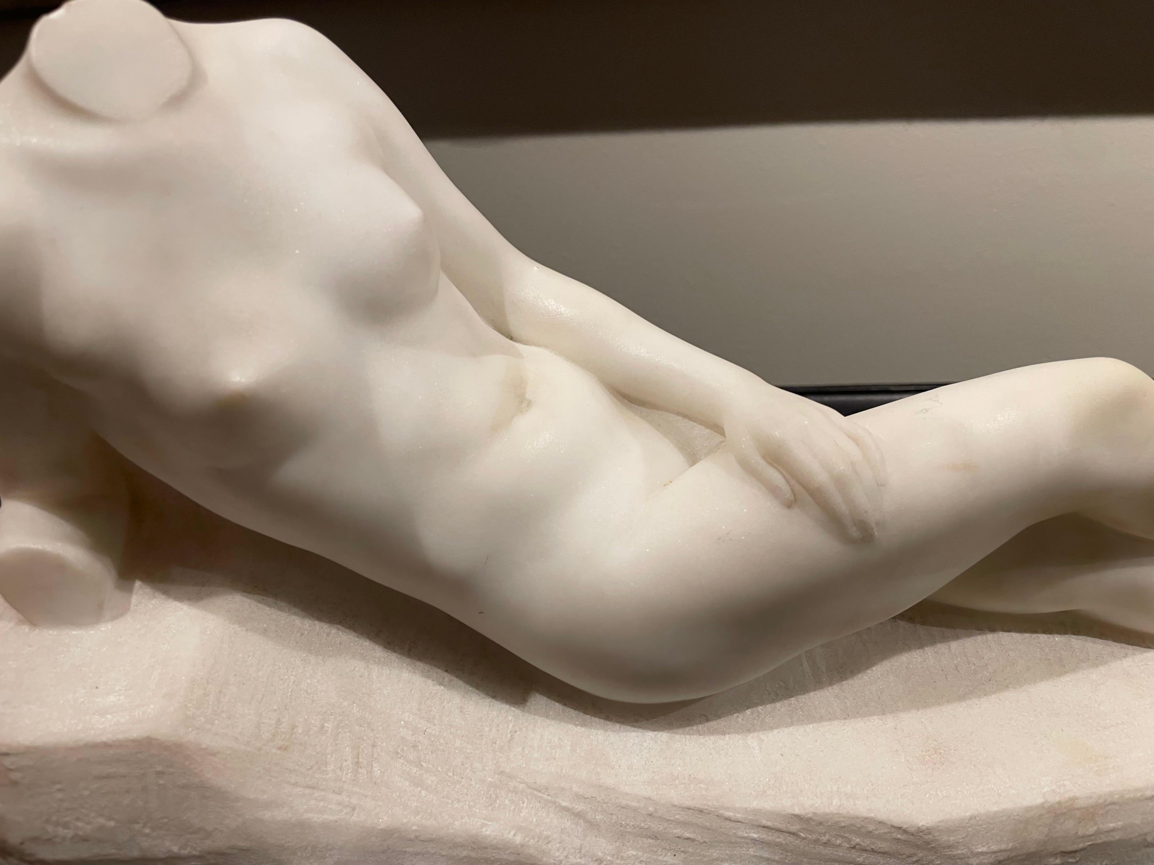 Scultura in marmo di nudo femminile reclinato del XX secolo, artista della scuola di Cleveland in vendita 3