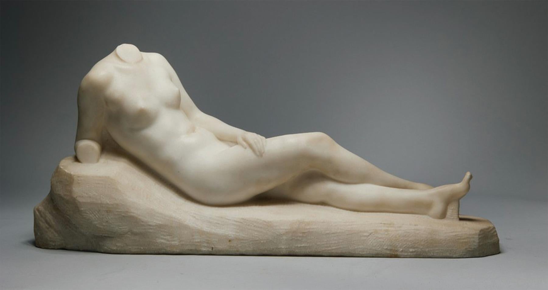 Nude Sculpture di Max Kalish - Scultura in marmo di nudo femminile reclinato del XX secolo, artista della scuola di Cleveland