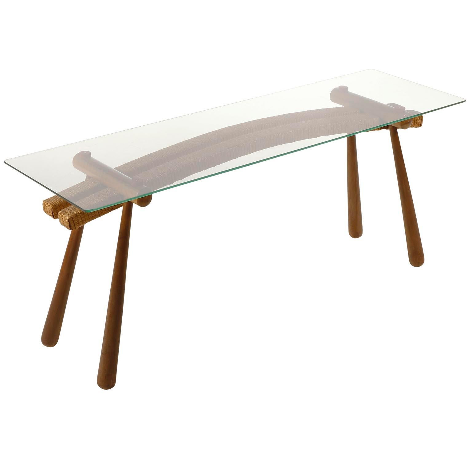 Table basse ou d'appoint conçue par l'architecte autrichien Max Kment et fabriquée par Max Kment Kunstgewerbliche Werkstätten, Vienne, vers 1950.
Il s'agit d'une version agrandie de ce type de tables. La base de forme organique est en bois de hêtre