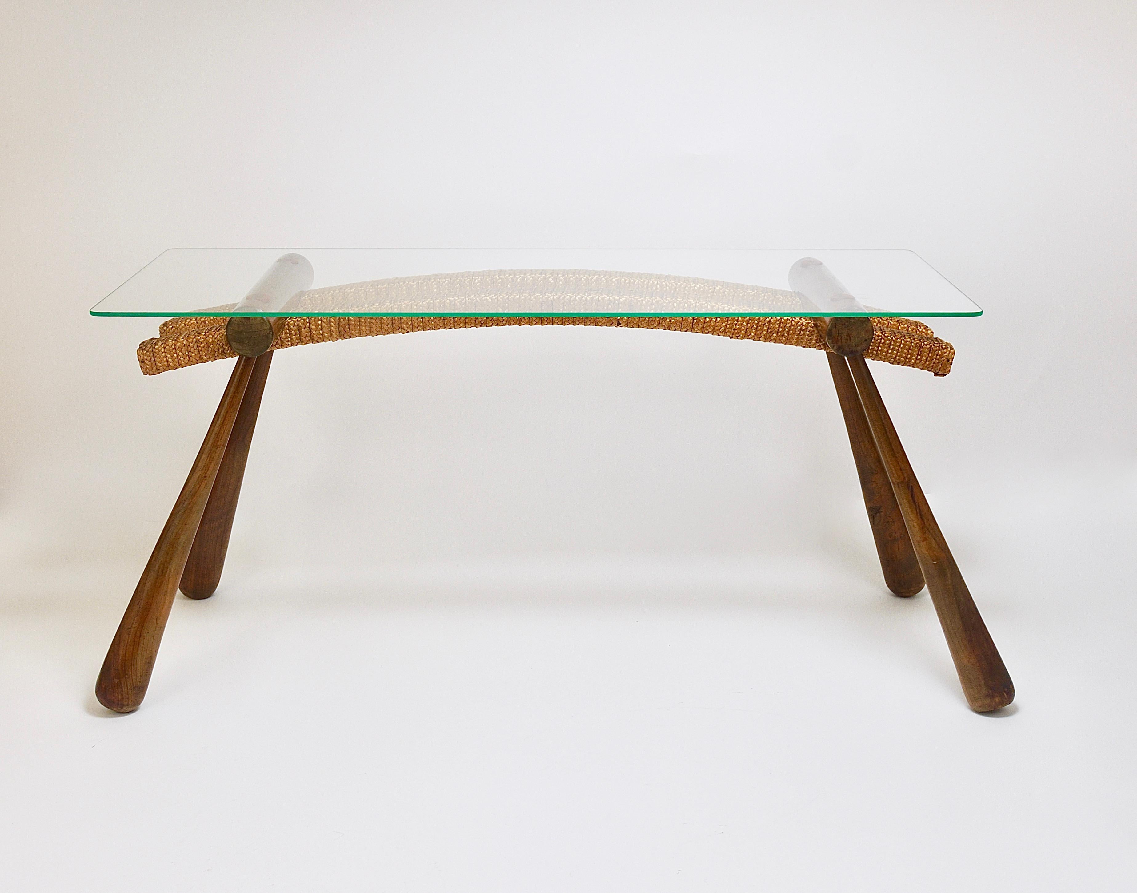 Ein sehr empfehlenswerter, von Japan inspirierter, organischer Tisch der österreichischen Moderne. Ein elegantes Stück, das als Beistelltisch, Couchtisch, Ablagetisch oder Beistelltisch verwendet werden kann. Auch als Blumenbank oder Ständer