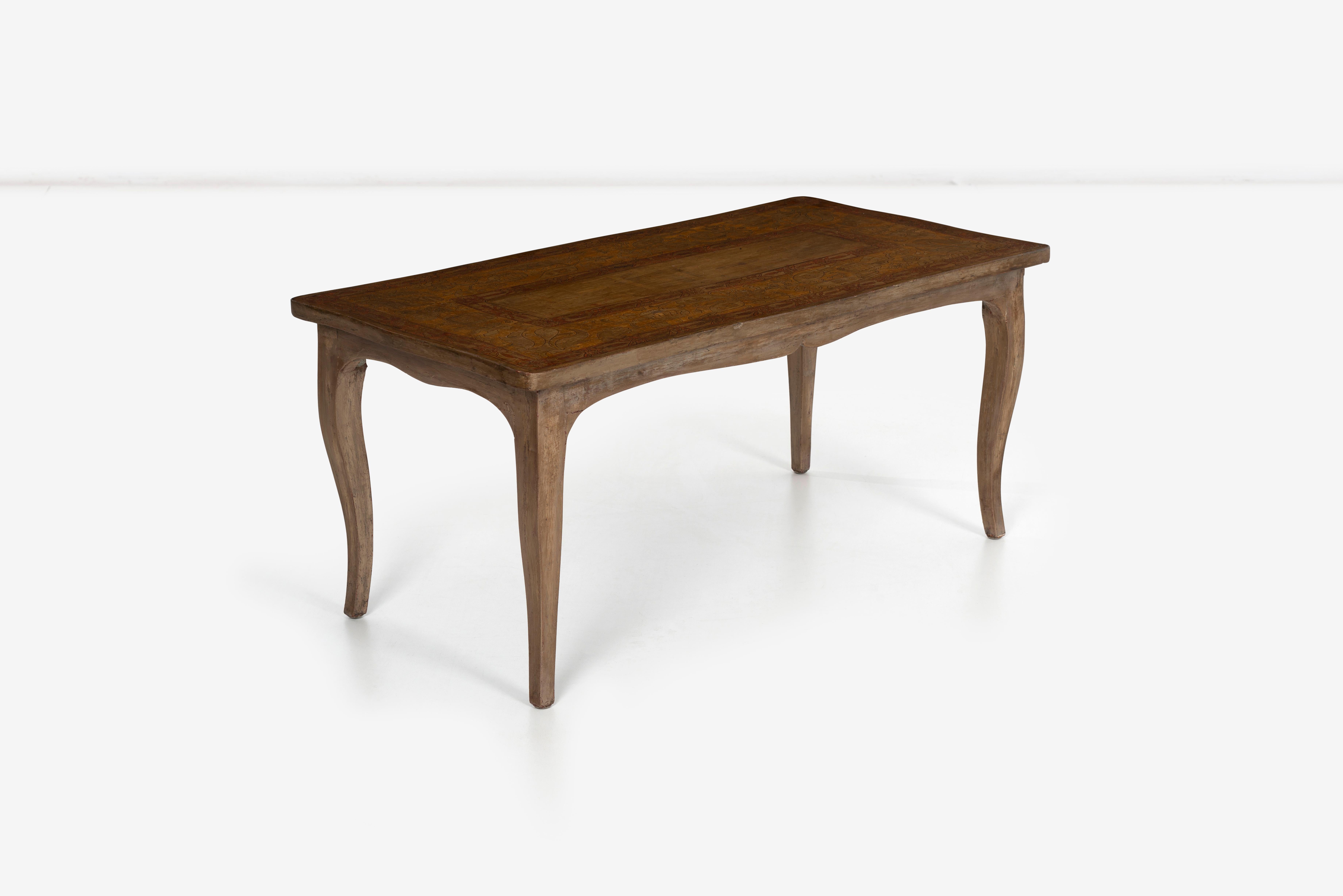 Max Kuehne benutzerdefinierte Couchtisch, diese einzigartige Tabelle eine private Kommission mit handgeschnitztem Holz ist dann gemalt und Silber Blatt über dekorative Motive.
Kuehne hatte eine erfolgreiche Karriere als Holzschnitzer, der