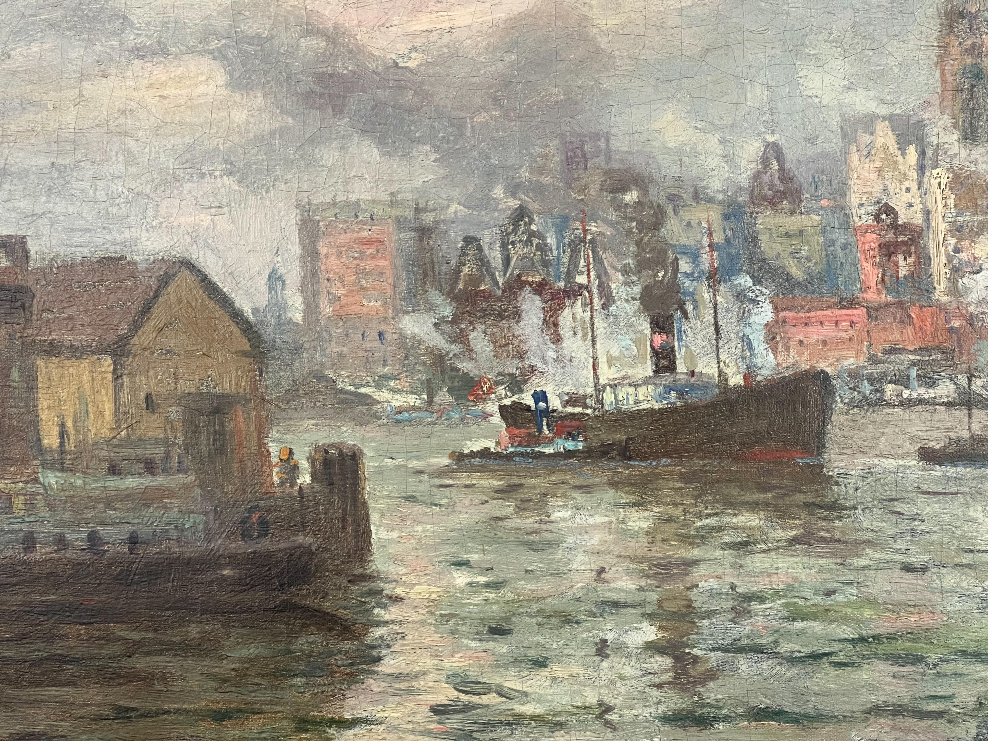Una vista atmosférica e impresionista del imponente horizonte de Nueva York con barcos en el puerto en un día brumoso.  Este encantador cuadro está alojado en un marco de artista bellamente detallado, con decoración dorada y delicadas ondas.  Max