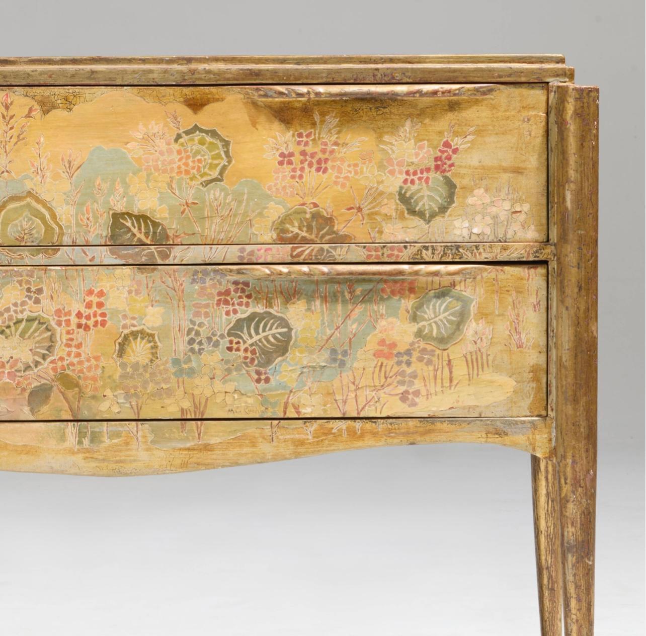 Si tratta di una cassettiera dell'artista e artigiano Max Kuehne (1880-1968), noto per i suoi dipinti di paesaggi, mobili decorativi, paraventi e cornici. Probabilmente è stato realizzato negli anni '40 o '50.  

Kuehne era un artista versatile che