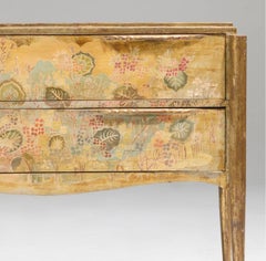 Max Kuehne Commode à feuilles d'argent sur de grands pieds, avec un design floral coloré, signée.