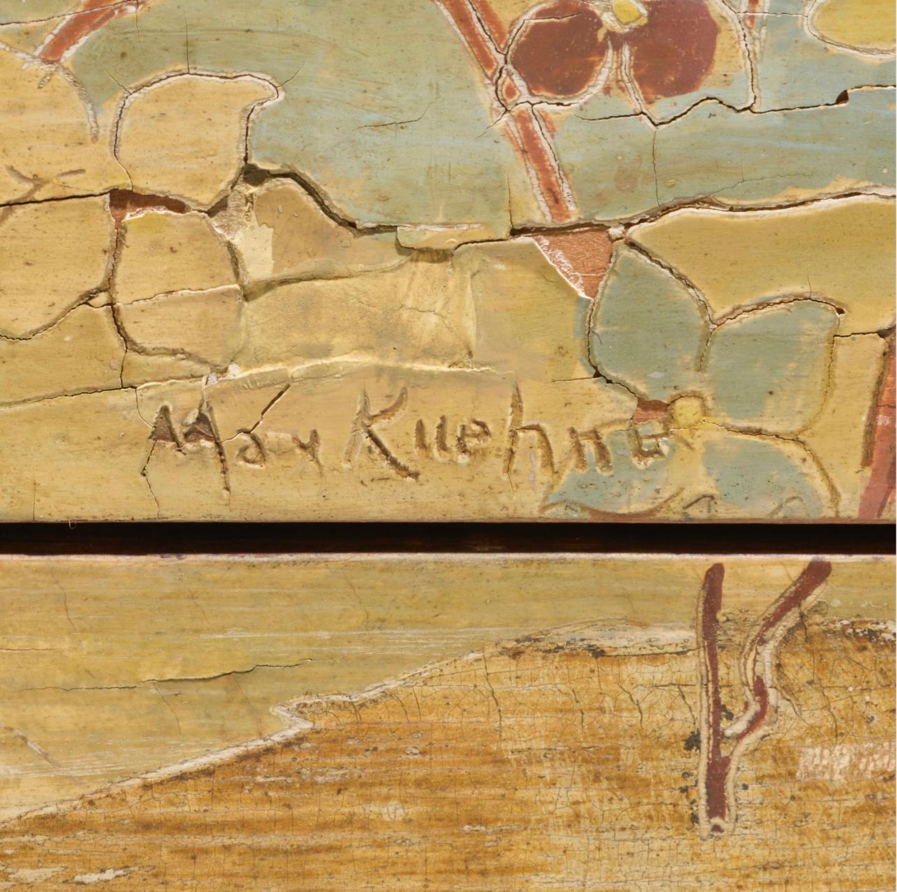 Intagliato a mano Comò in foglia d'argento di Max Kuehne su gambe alte, con disegni floreali colorati, firmato in vendita