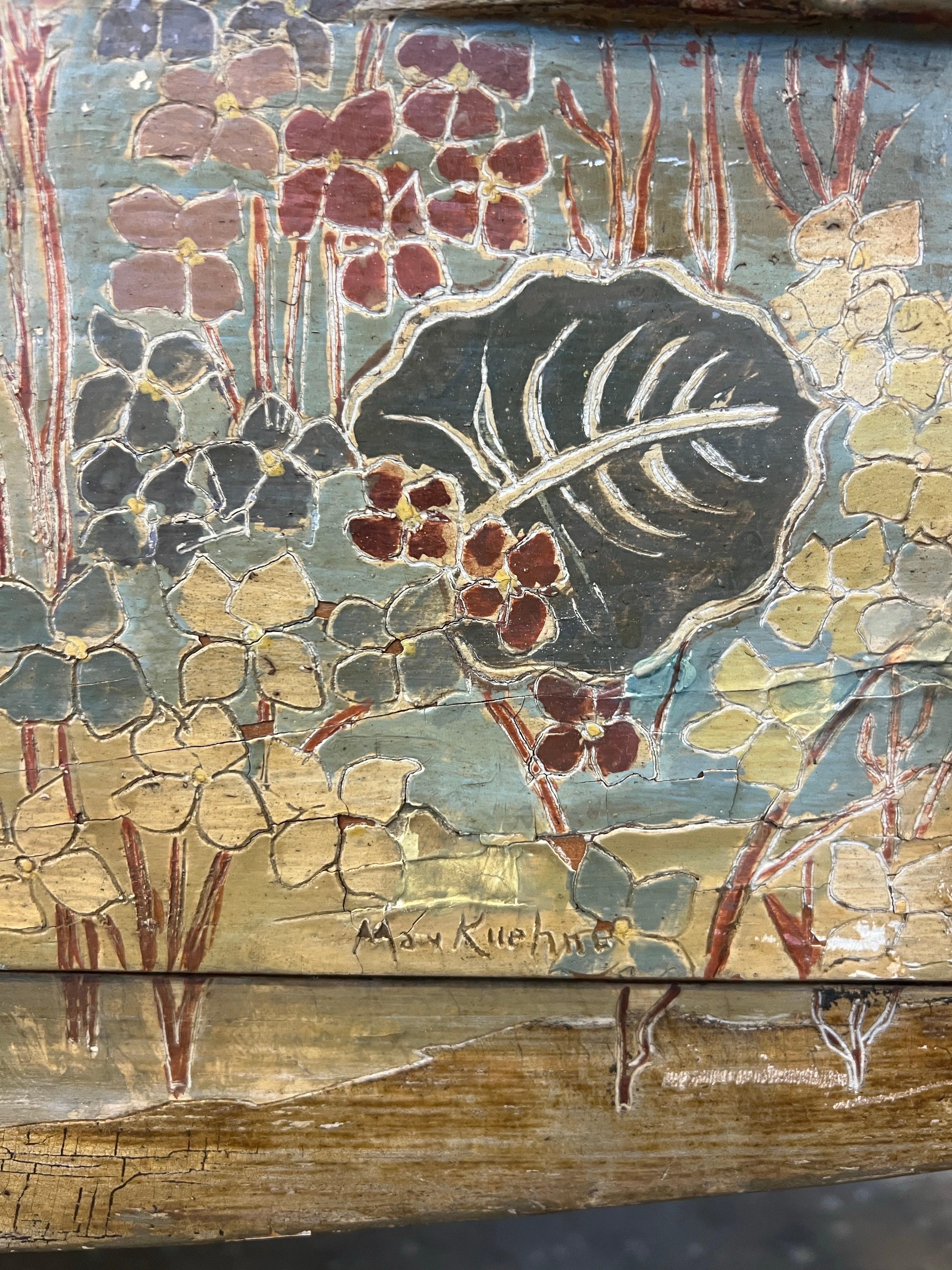 Comò in foglia d'argento di Max Kuehne su gambe alte, con disegni floreali colorati, firmato In condizioni buone in vendita a New York, NY