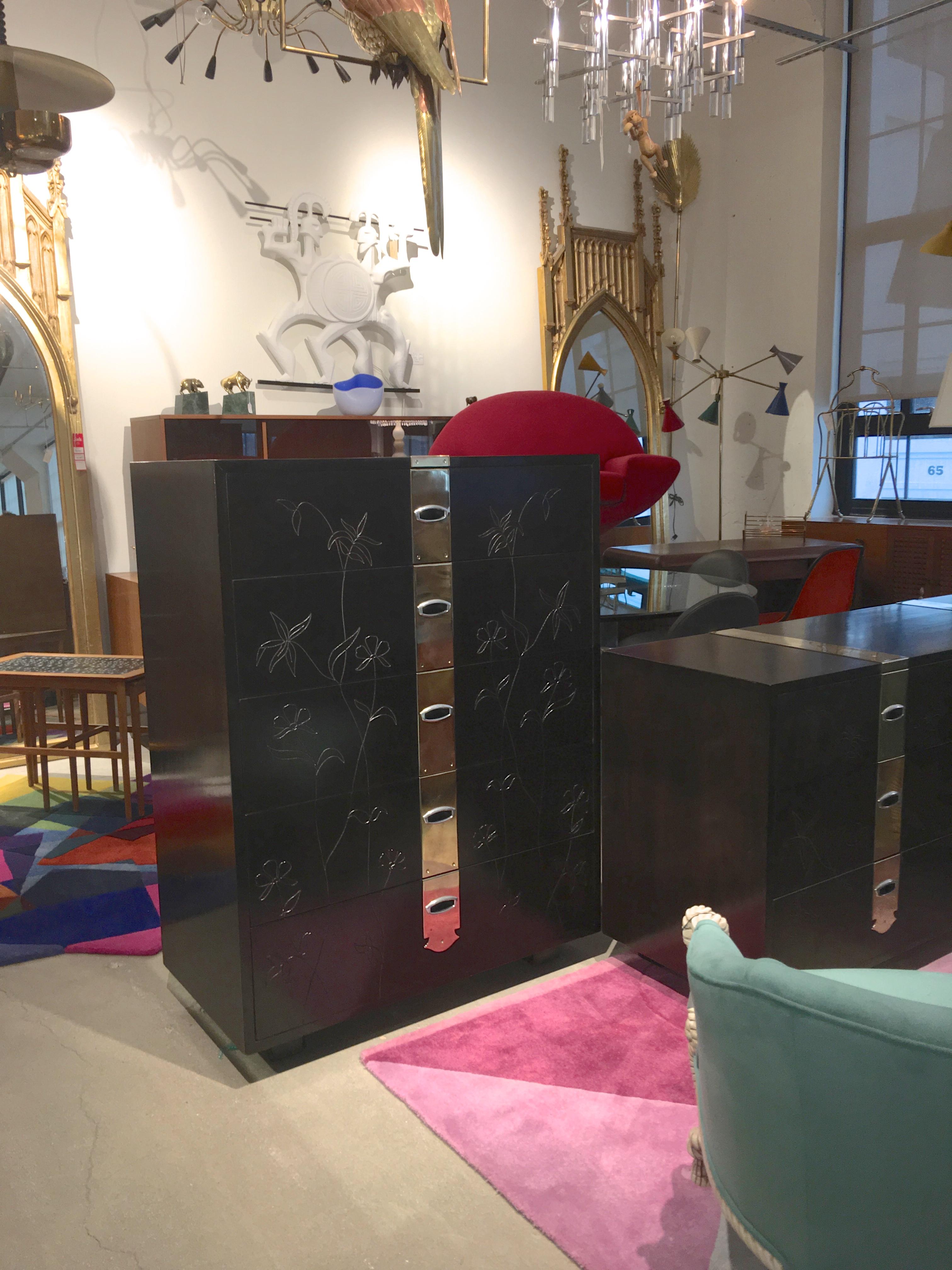 Grand coffre à tiroirs de style Max Kuehne à motifs floraux incisés avec sangles en laiton en vente 6