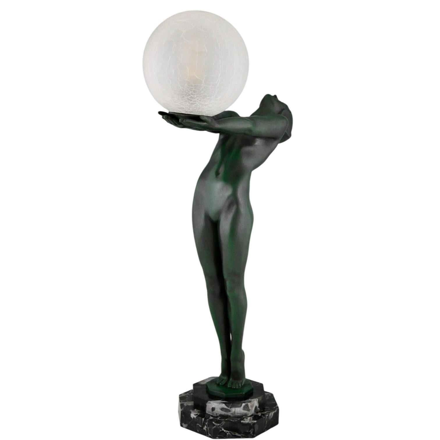 Lámpara Art Verrier Max Le Verrier Art Decó LUMINA Clarté desnuda con globo 65 cm. Patinado en venta