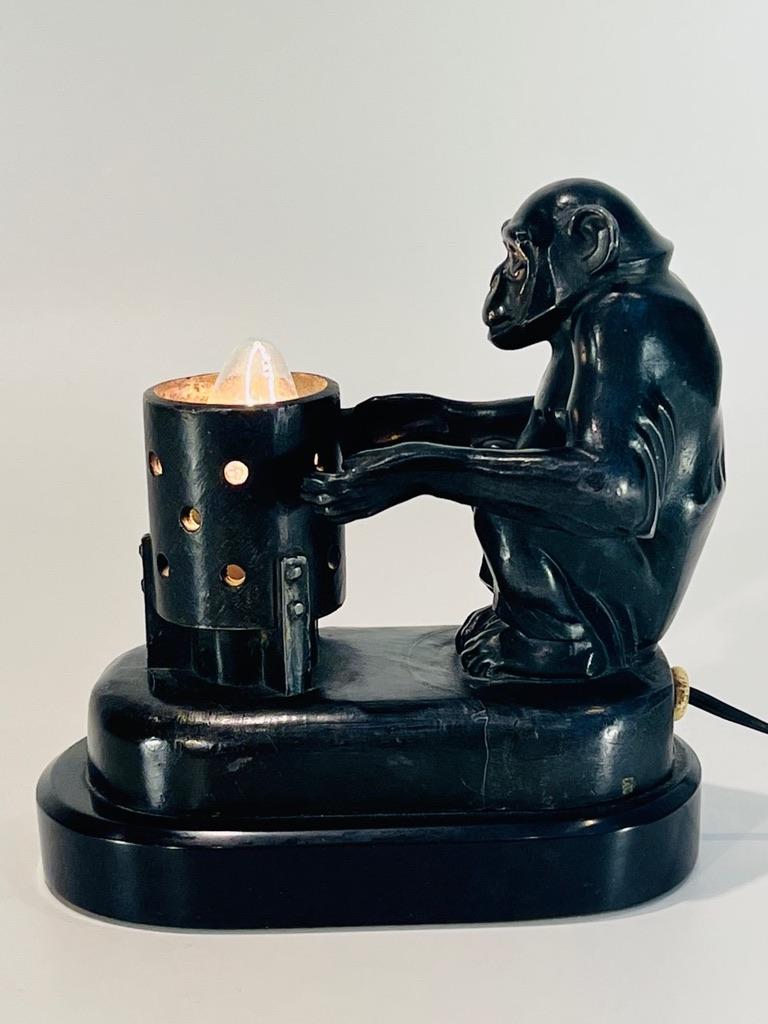 Français Max Le Verrier Lampe de table Art déco bronze français chipanzee circa 1930 en vente