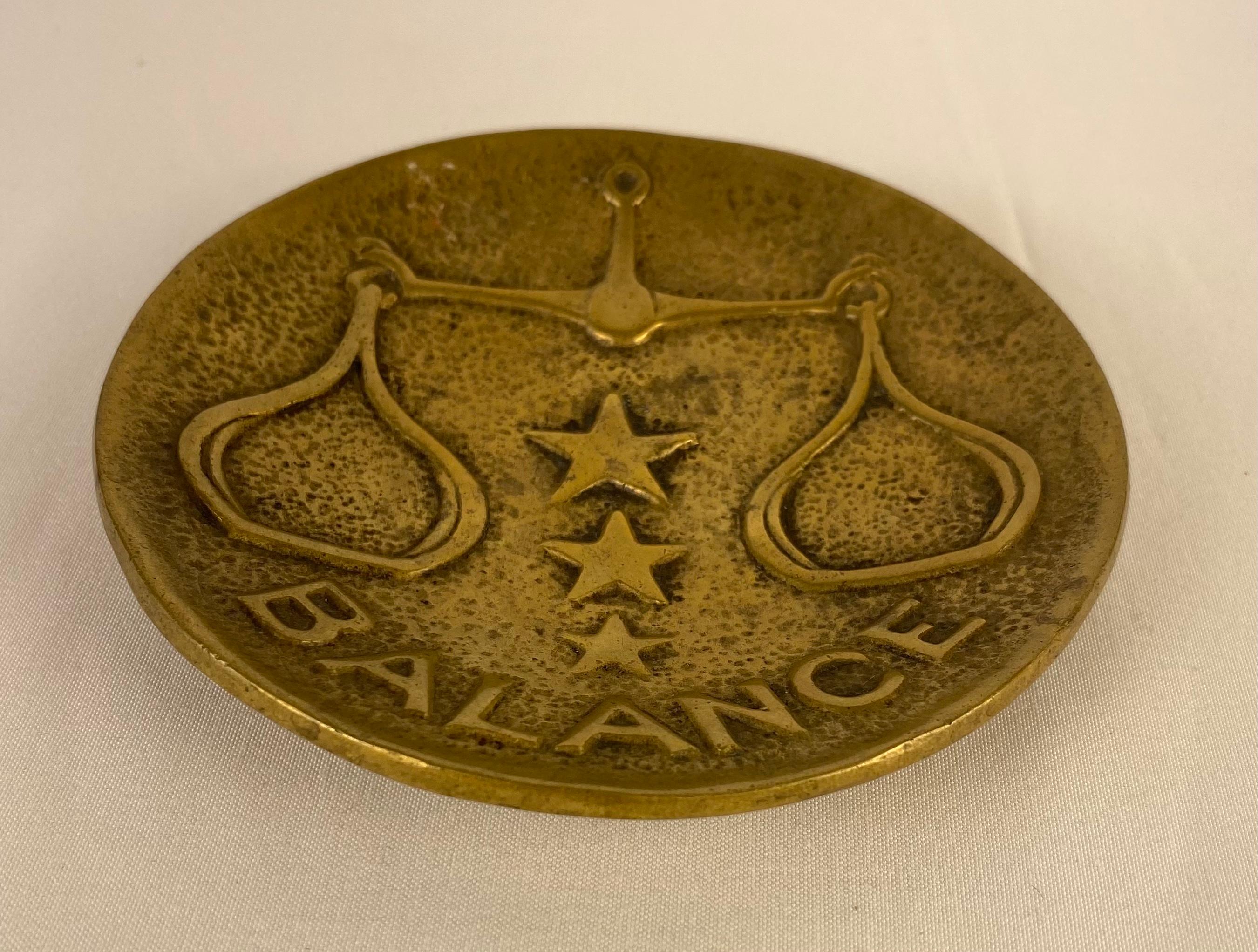 Bronze de Max Le Verrier qui fait un excellent porte-clés/vide-poche.

Les symboles d'équilibre sont absolument magnifiques, ils représentent le signe du zodiaque de la Balance comme indiqué sur le fond de ce charmant objet décoratif. 

Ce plat