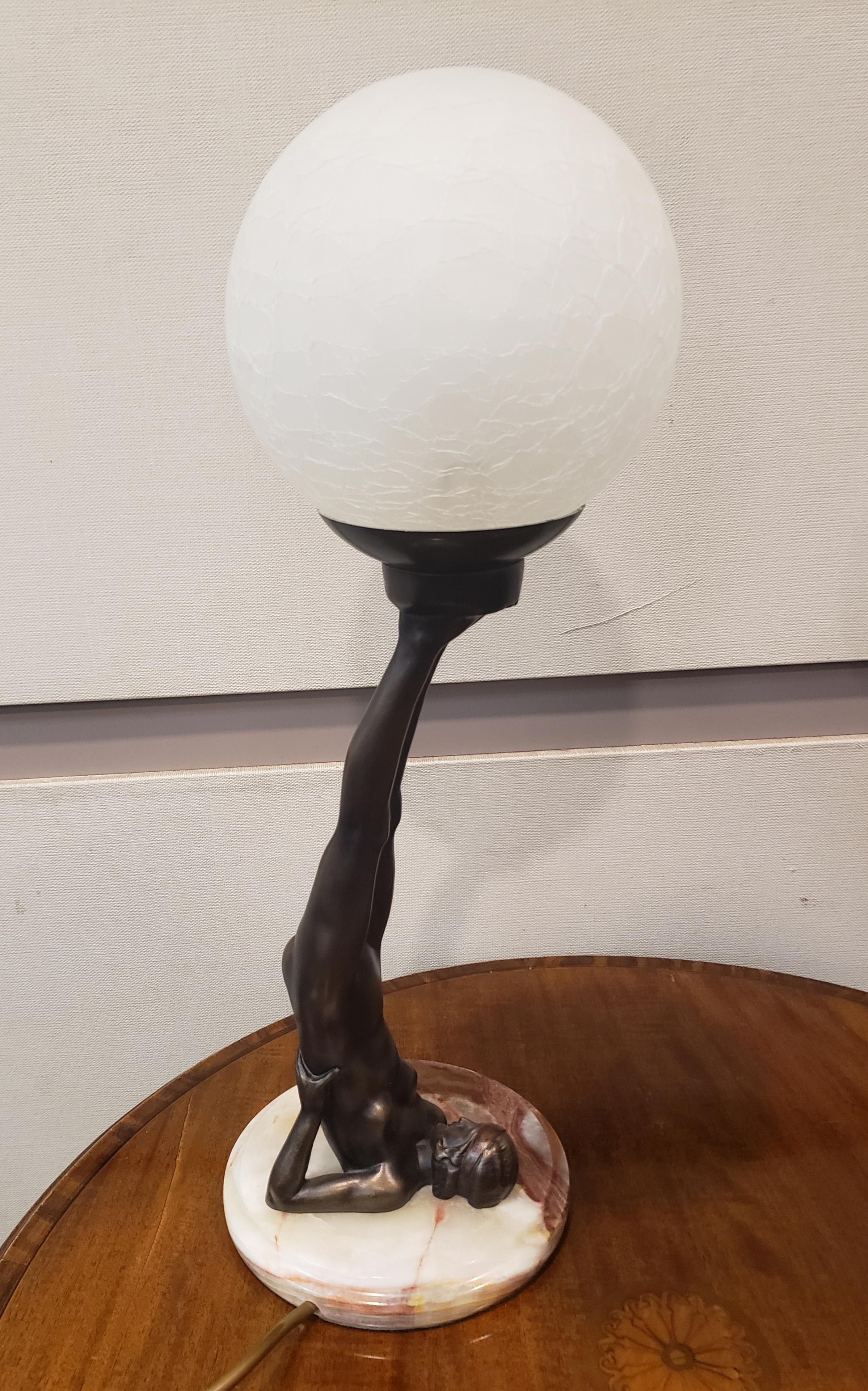 Art déco Paire de lampes de table Art Déco nus inversés avec globe en vente