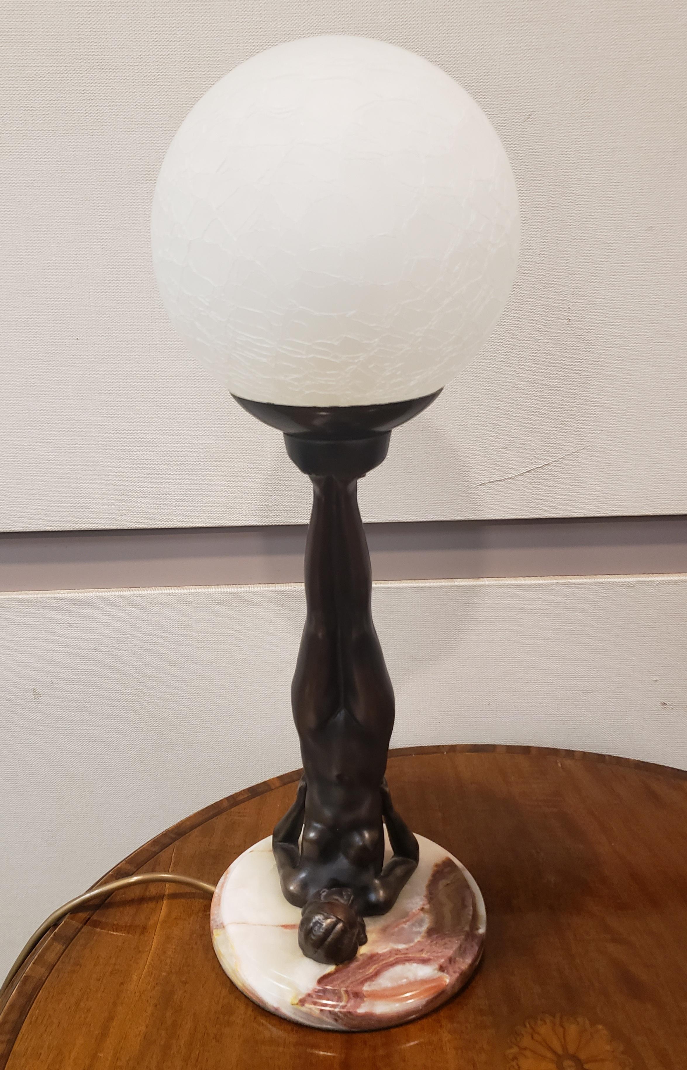 Français Paire de lampes de table Art Déco nus inversés avec globe en vente