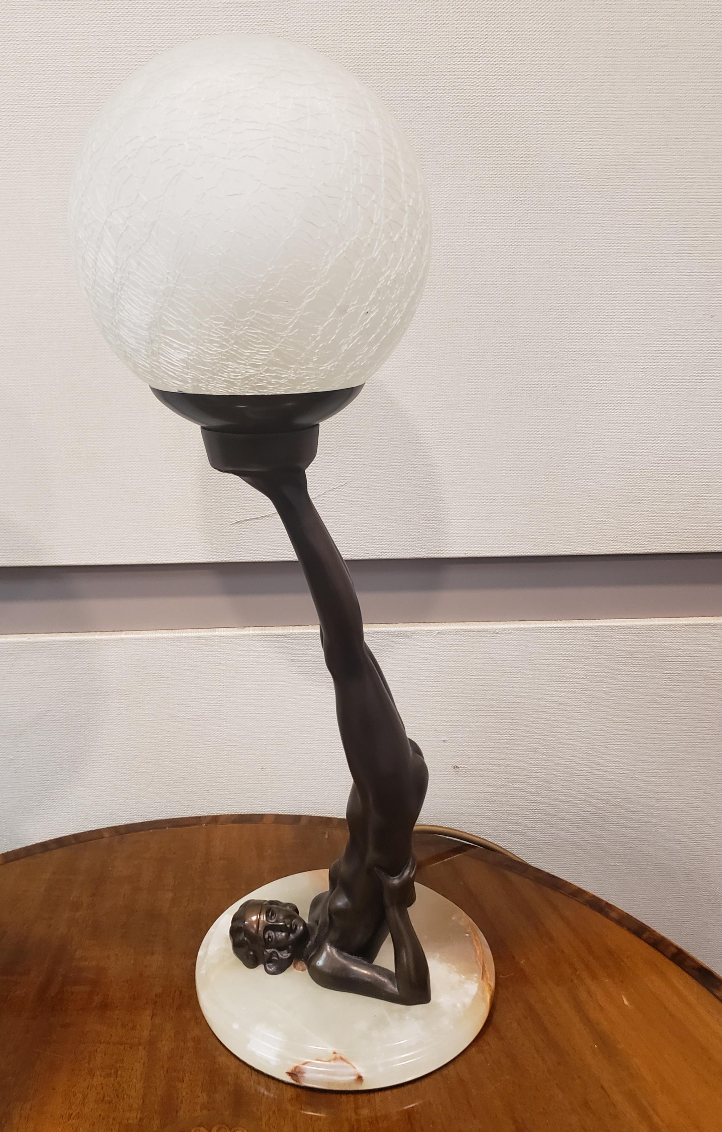 20ième siècle Paire de lampes de table Art Déco nus inversés avec globe en vente